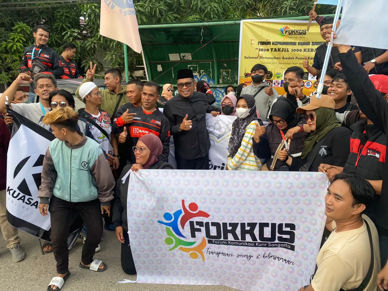 Gandeng 27 Komunitas Kurir se Kutim, Wabup Kasmidi Bulang Bagikan 1000 Paket Takjil