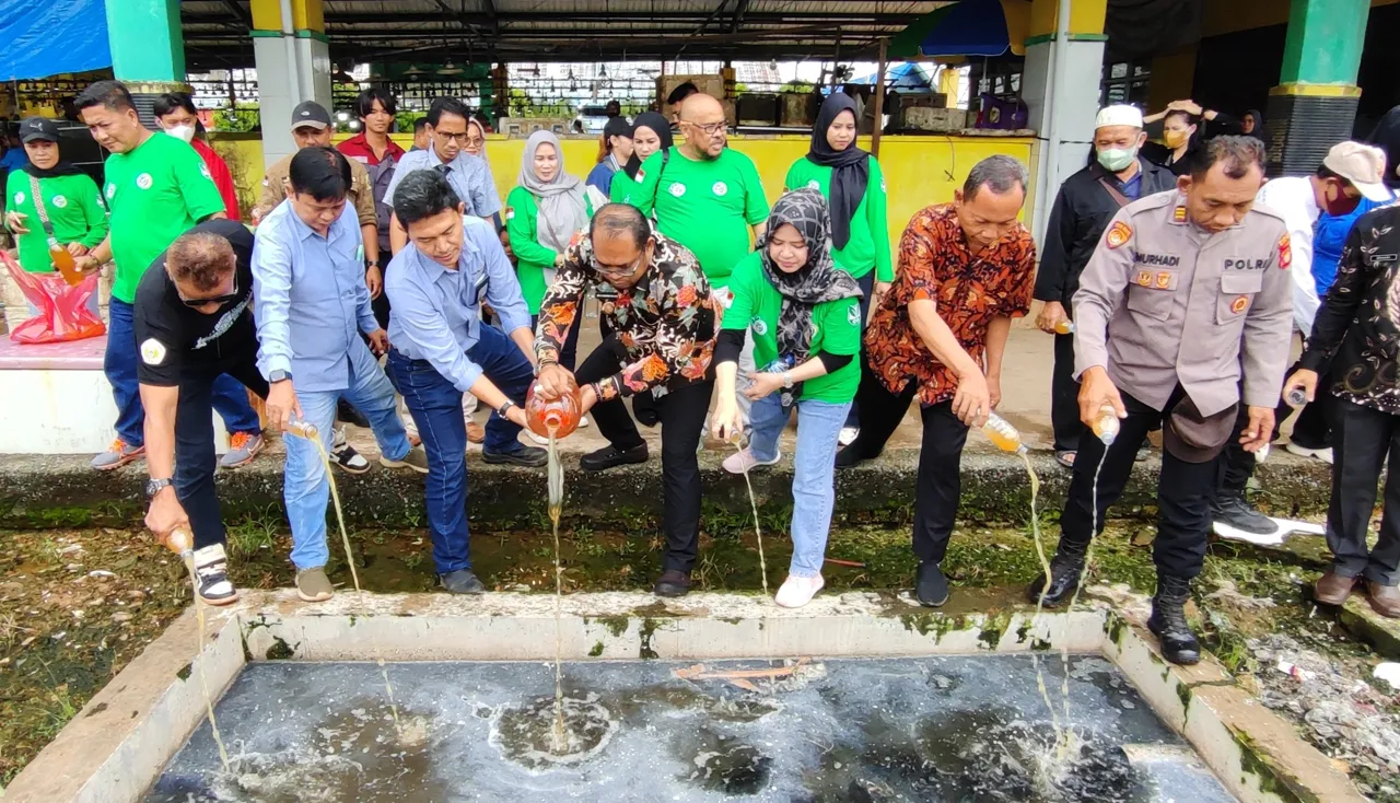 Wabup Kasmidi Bulang Apresiasi Eco Enzyme Inovasi dari Gerakan Ekonomi Kreatif Kutim untuk Hilangkan Bau Limbah