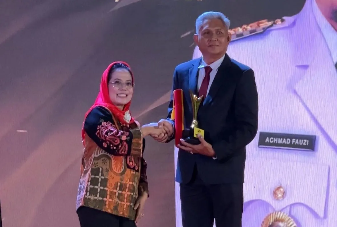 Bupati Kutim Terima Penghargaan Pembina Koperasi Andalan Tingkat Nasional dari Dekopin