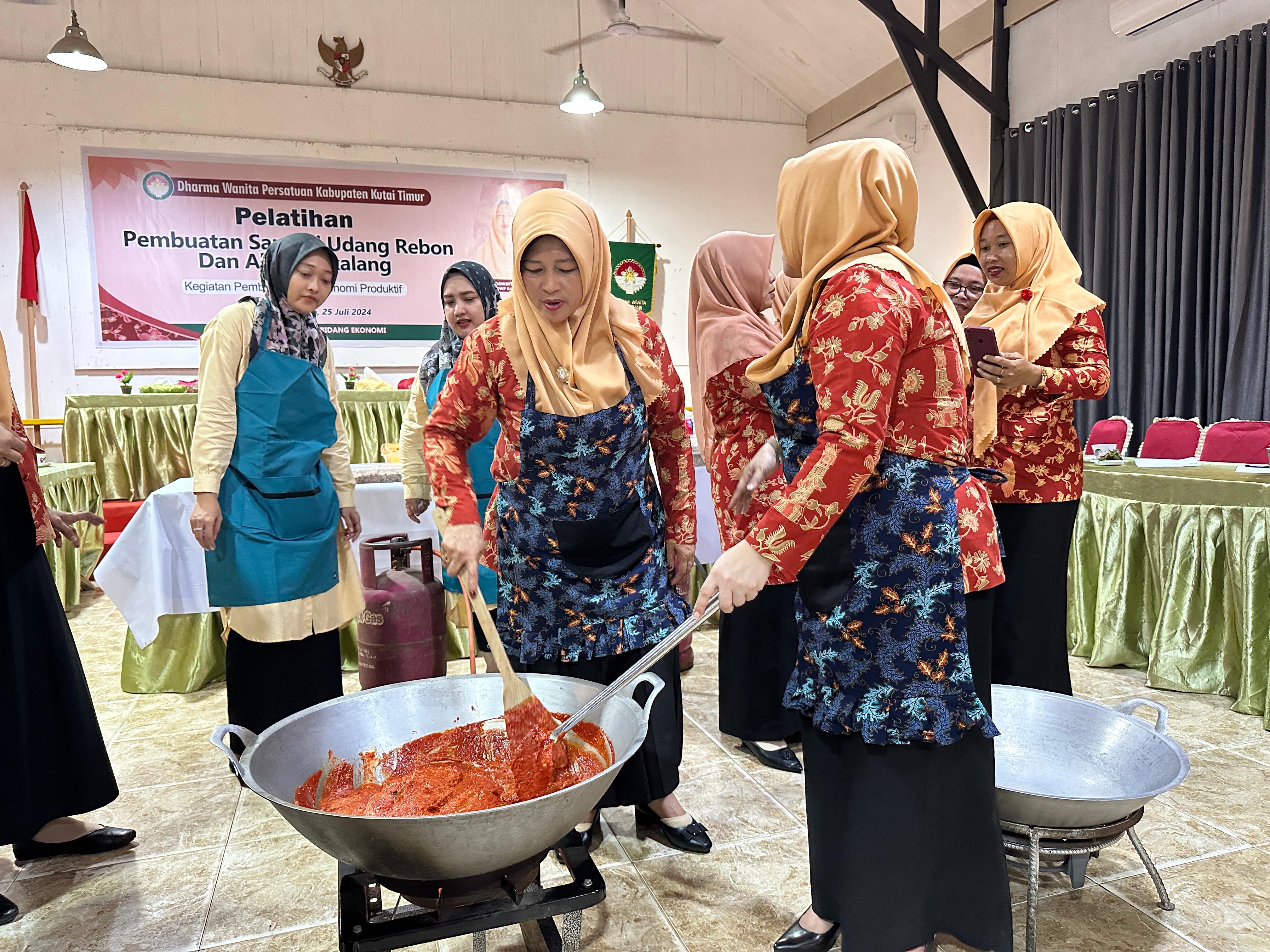 Untuk Menambah Ketrampilan dalam Mengolah Makanan, DWP Kabupaten Kutim Gelar Pelatihan Pembuatan Sambal Udang Rebon dan Abon Cakalang