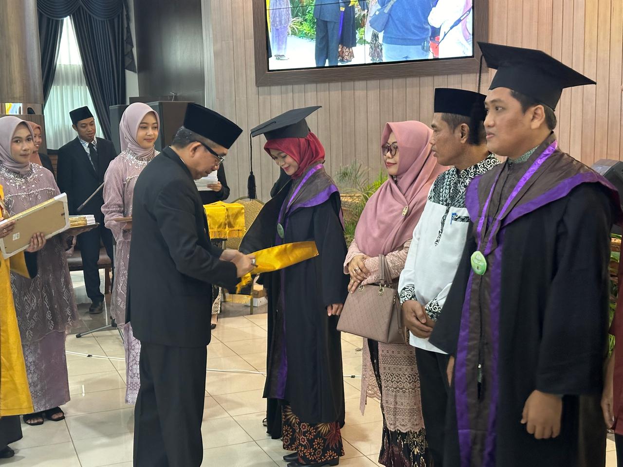 Sebanyak 160 Mahasiswa STAIS Wisuda, Bupati Ardiansyah: Darmabaktikan Ilmu di Kampus Kehidupan 