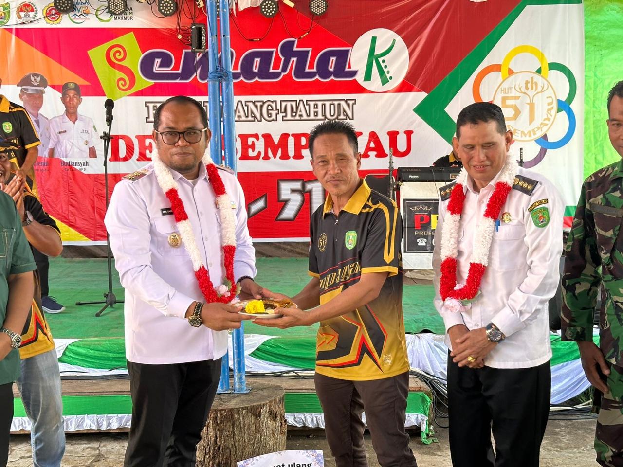    Hadiri Hari Jadi Desa Sempayau Ke-51 Wabup Kasmidi Bulang: Jadikan sebagai Momentum untuk Menjalin Silaturahmi