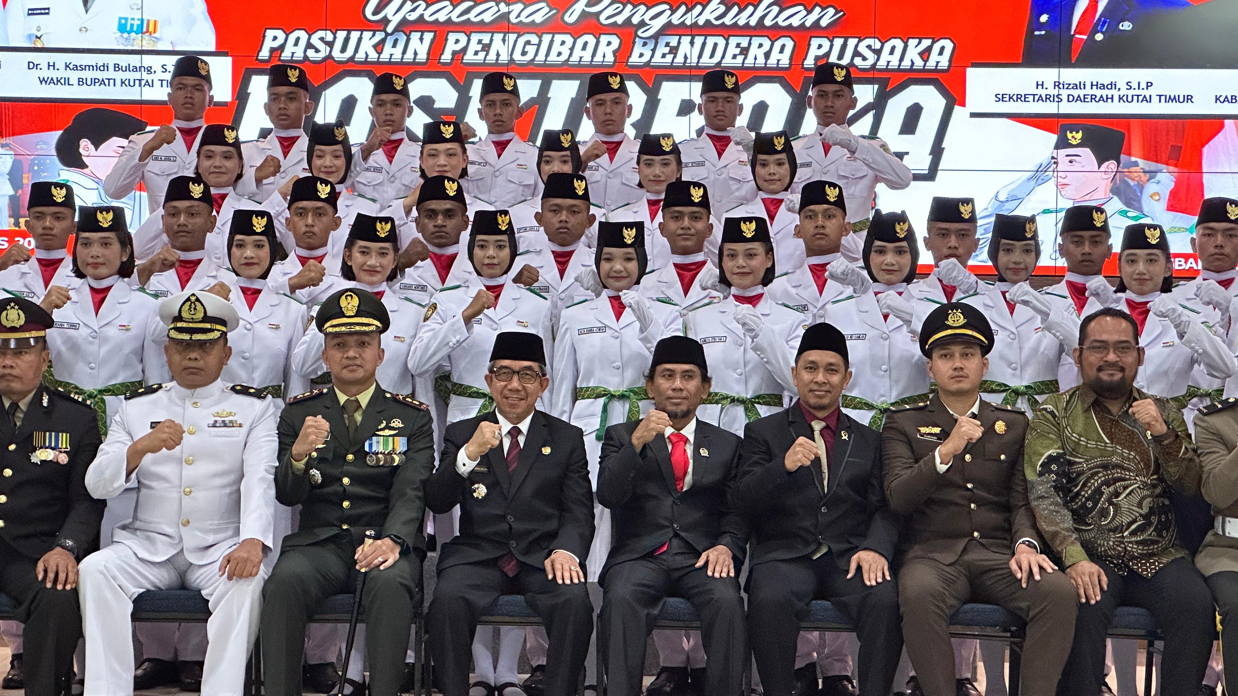 Bupati Kutim Ardiansyah Kukuhkan 36 Anggota Paskibraka Kutim