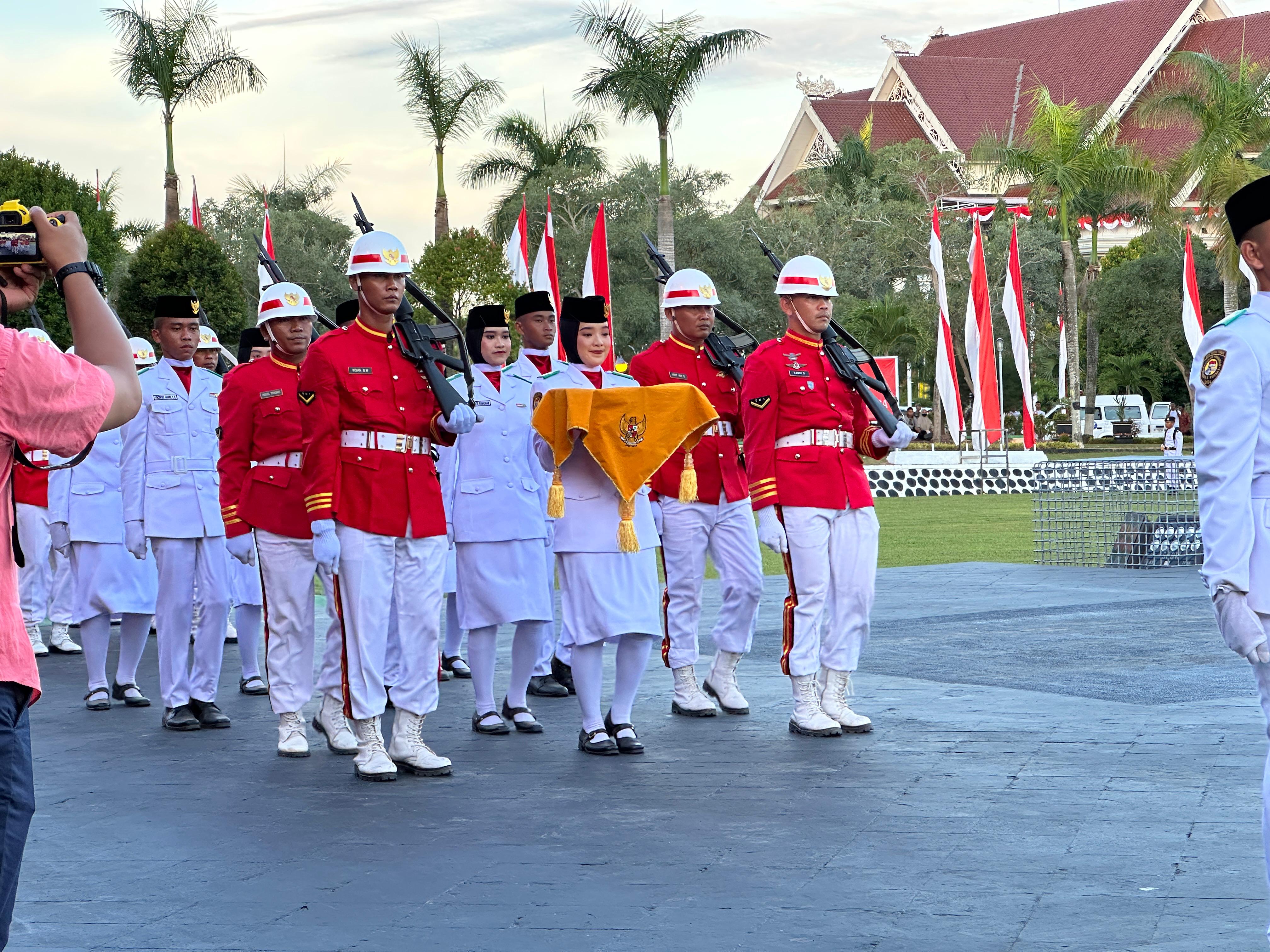 Upacara Penurunan Sang Merah Putih di Kutim Lancar