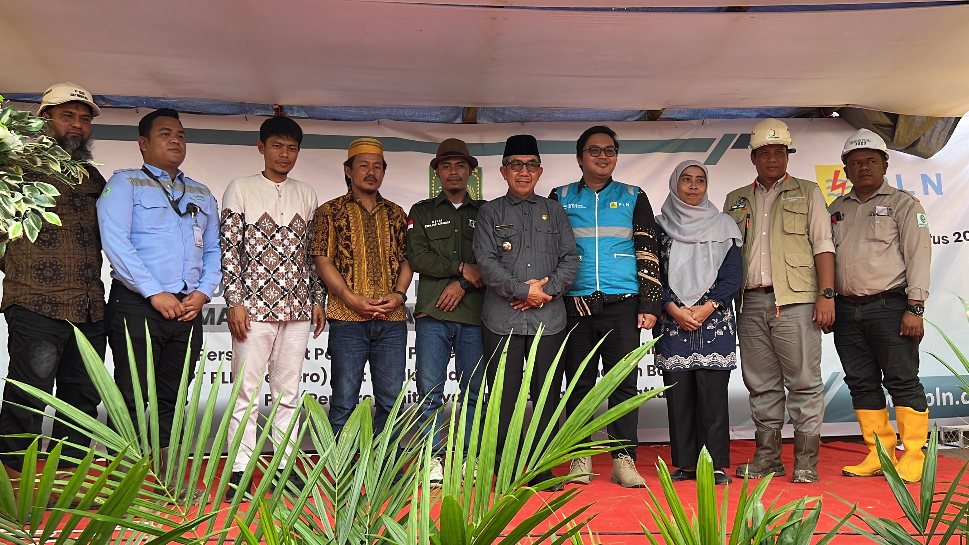 Listrik Menyalah 24 Jam di Dusun KM 26 Desa Pengadan, Bupati Ardiansyah Ajak Warga Desa Bersyukur