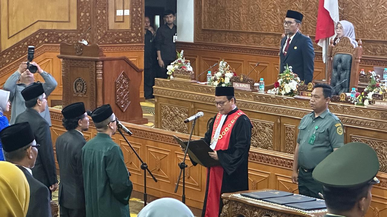 Jimmy, Anjas dan Prayunita Resmi Dilantik sebagi Unsur Pimpinan DPRD Kutim, Pjs Bupati Agus Hari Kesuma Sampaikan Harapan