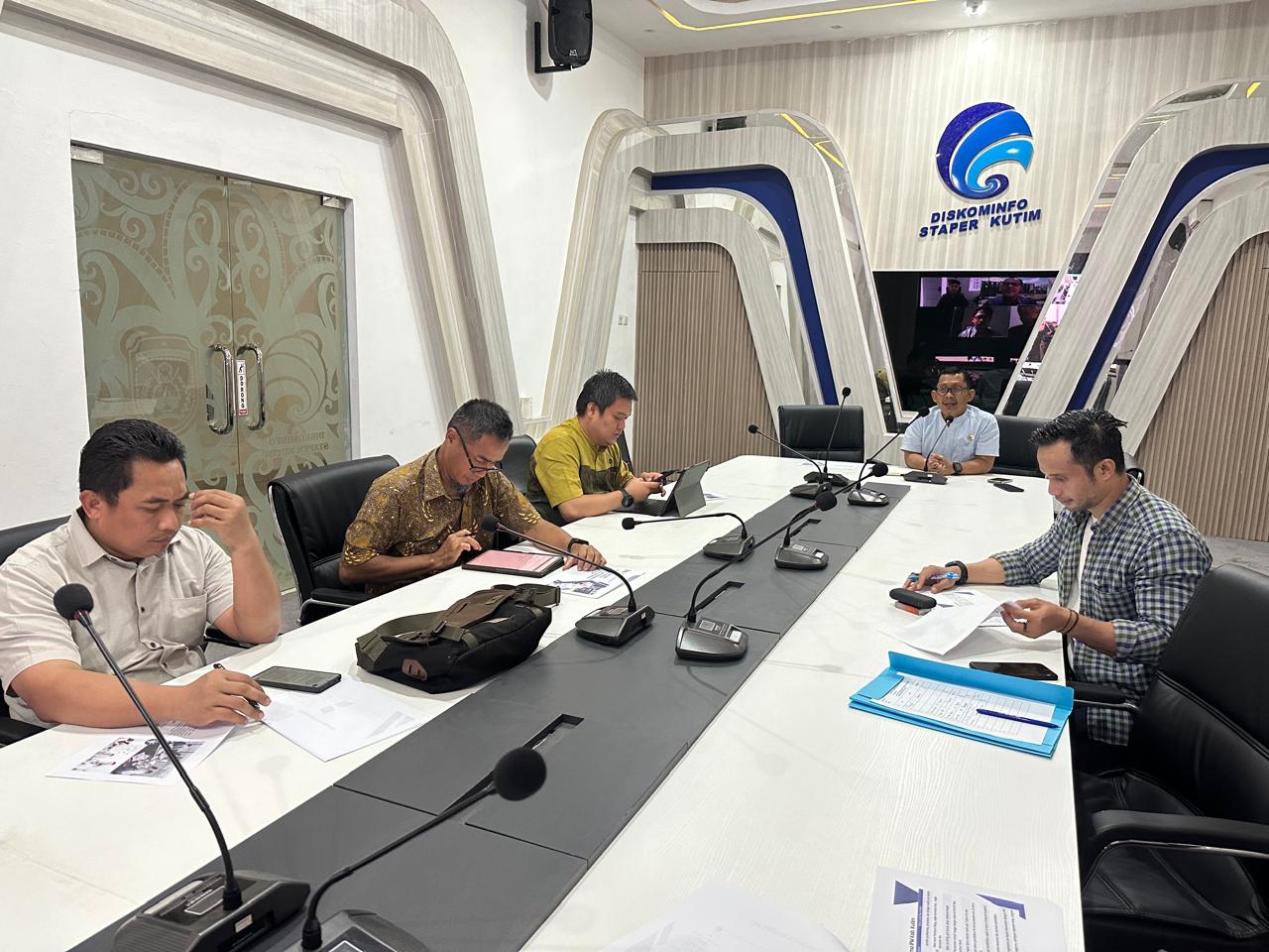 Diskominfo Kutim Gelar Rapat Pembahasan Prototipe Aplikasi Neraca IPM Bersama UNMER Malang dan PD Terkait 