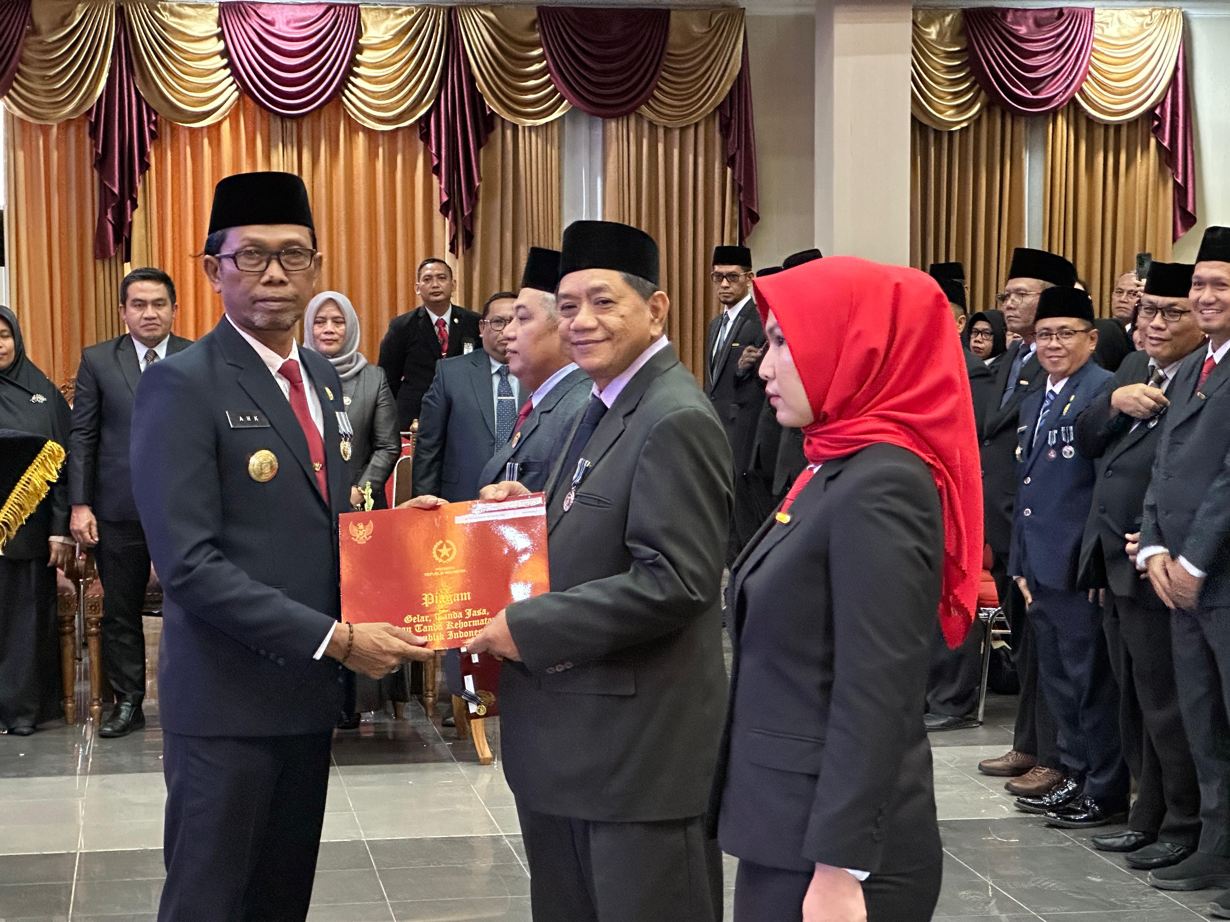 Sebanyak 289 PNS di Lingkup Pemkab Kutim Terima Tanda Kehormatan Presiden RI Satyalancana Karya Satya