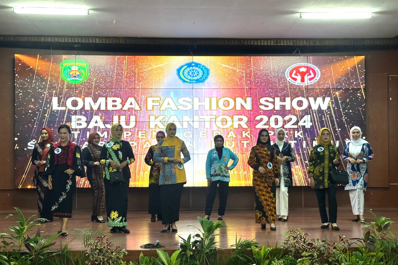 Salah Satu Upaya untuk Kembangkan Batik Lokal, TPP PKK Kutim Gelar Fashion Show Wastra Kutai Timur Busana Kerja