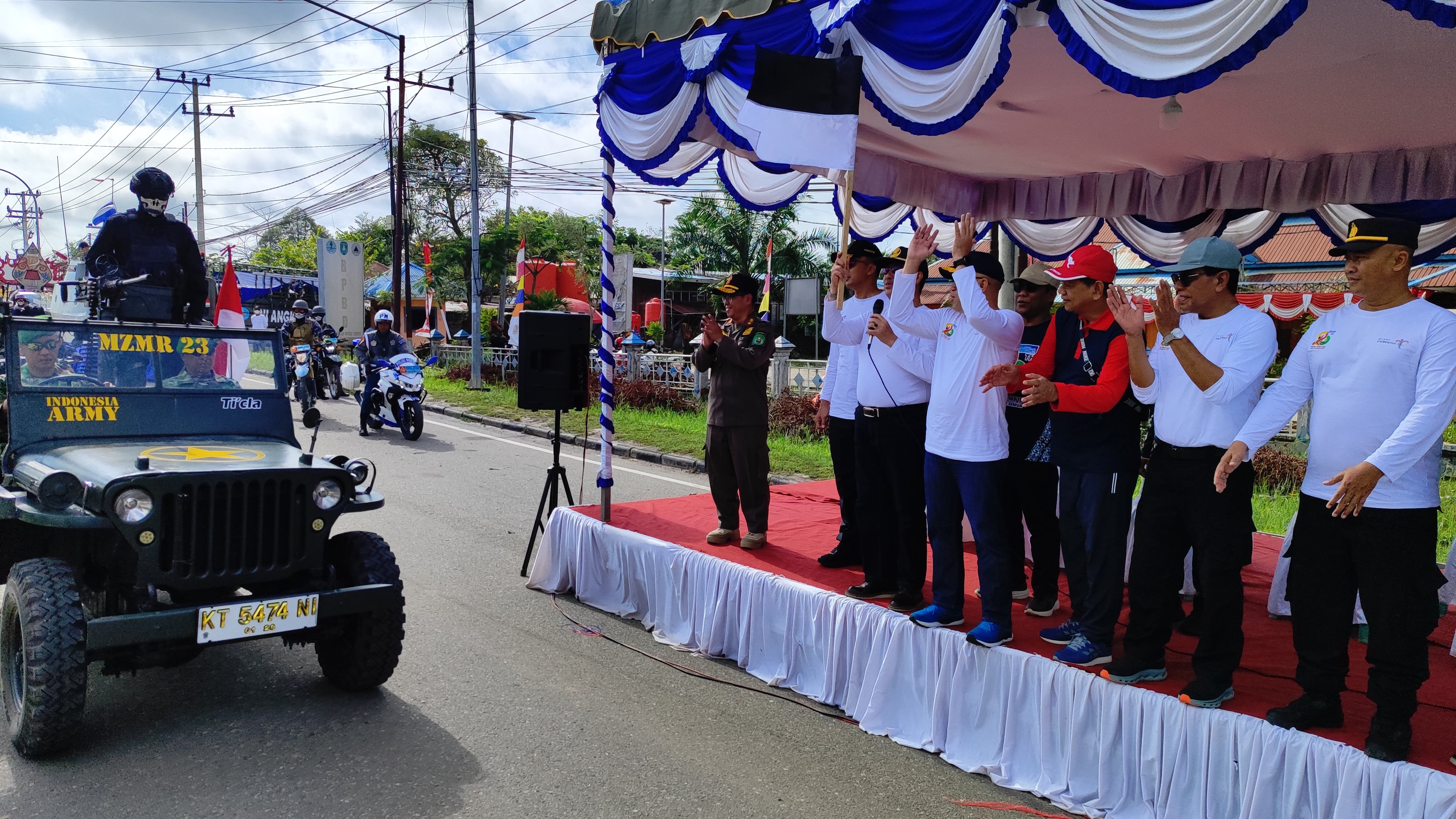 Puluham Kendaraan Dihiasai dengan Ornamen Menarik Ikuti Pawai Parade Pembangunan 