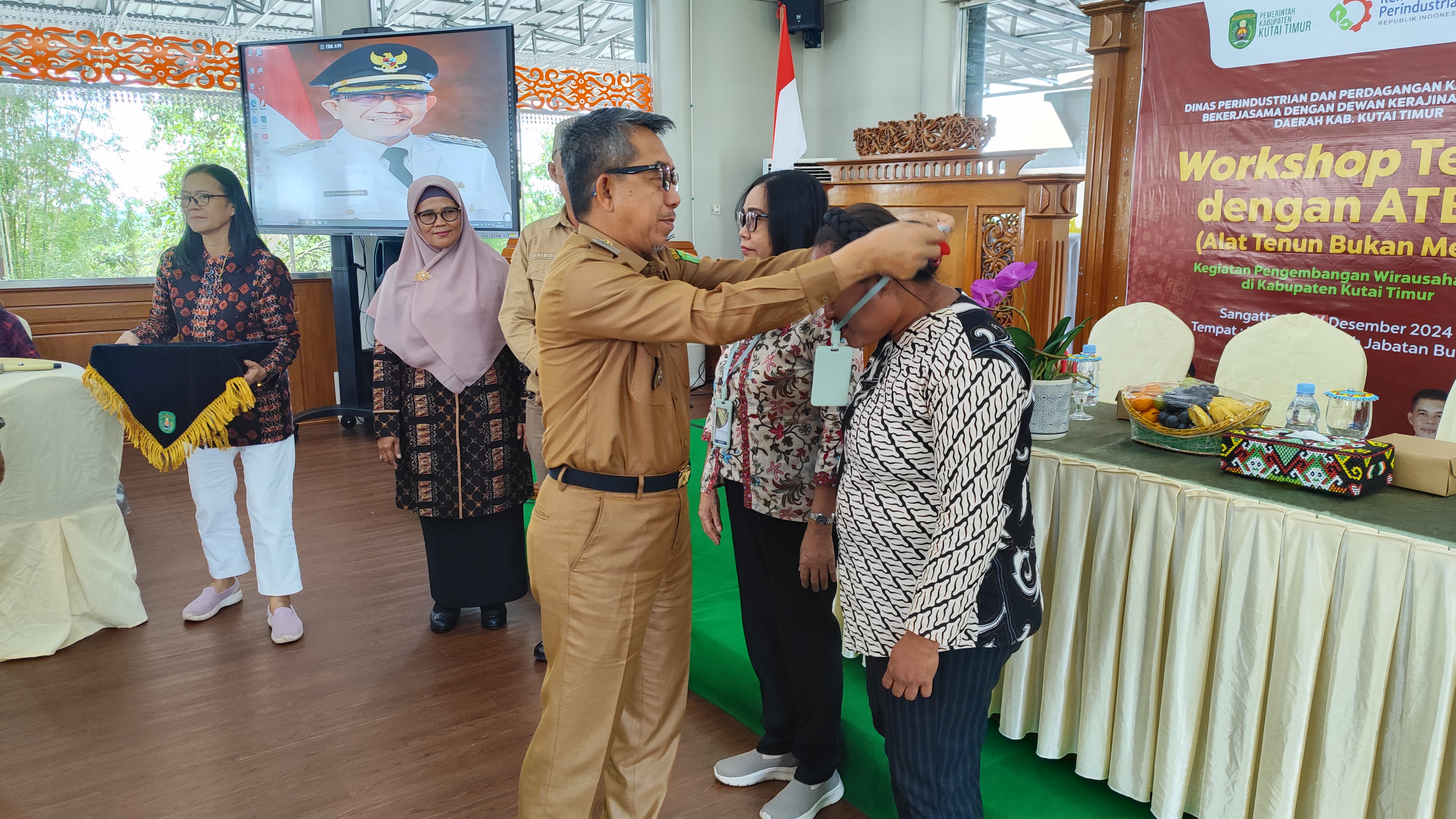 Kembangkan Potensi Ekonomi di Kutim, Disperindag dan Dekranasda Gelar Workshop Tenun dengan ATBM