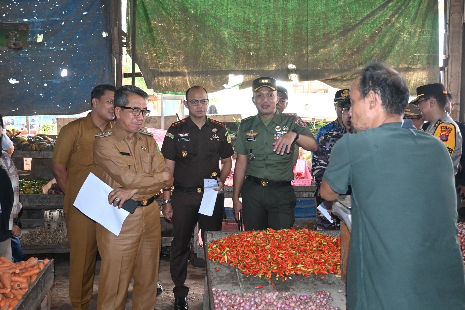Pastikan Stok Pangan Aman Jelang Nataru, Bupati Ardiansyah Lakukan Sidak di 3 Lokasi 
