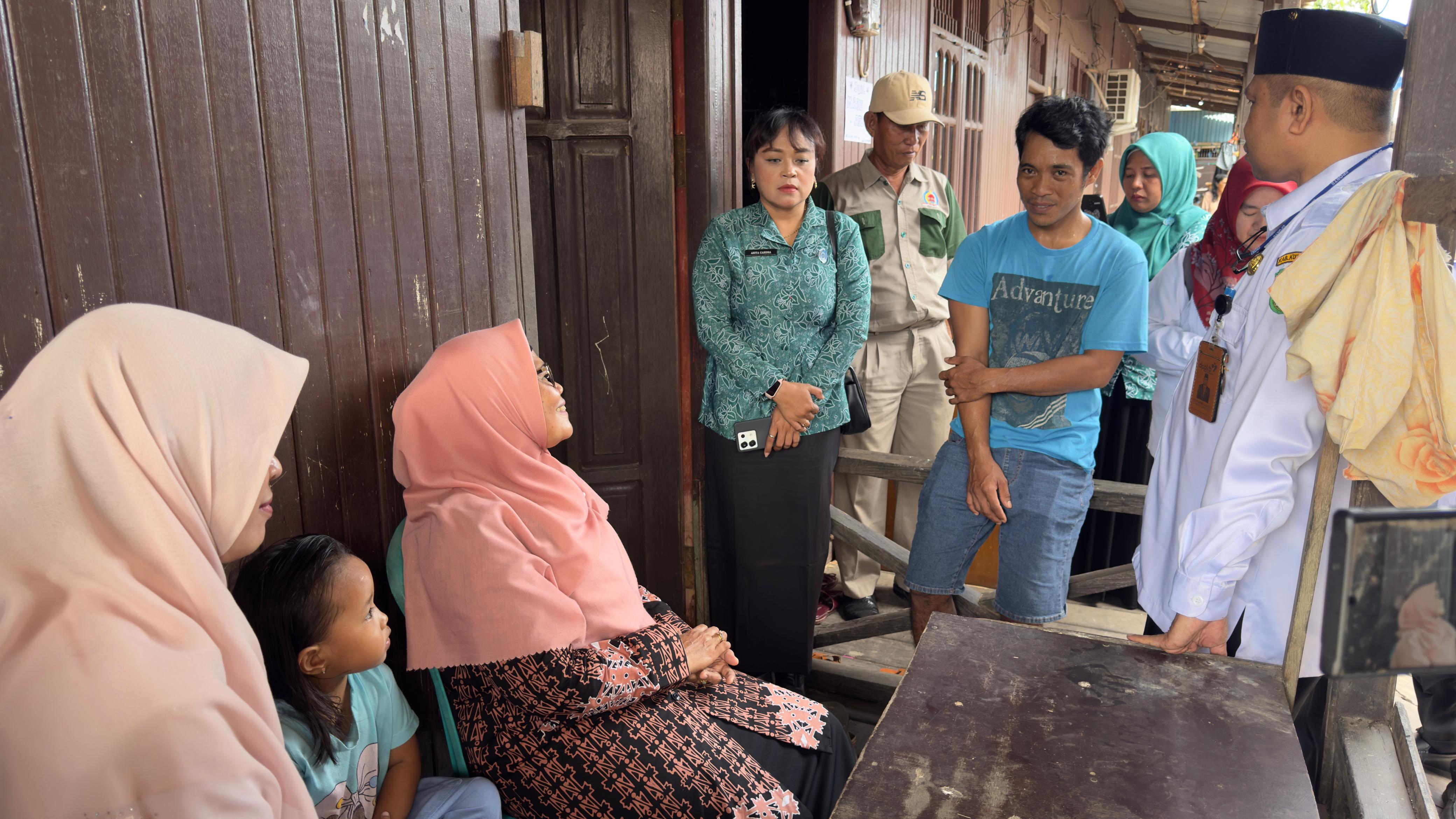 Beri Edukasi Terkait Stunting, Kepala DPPKB Didampingi Ketua TP PKK Kunjungi Keluarga Beresiko Stunting