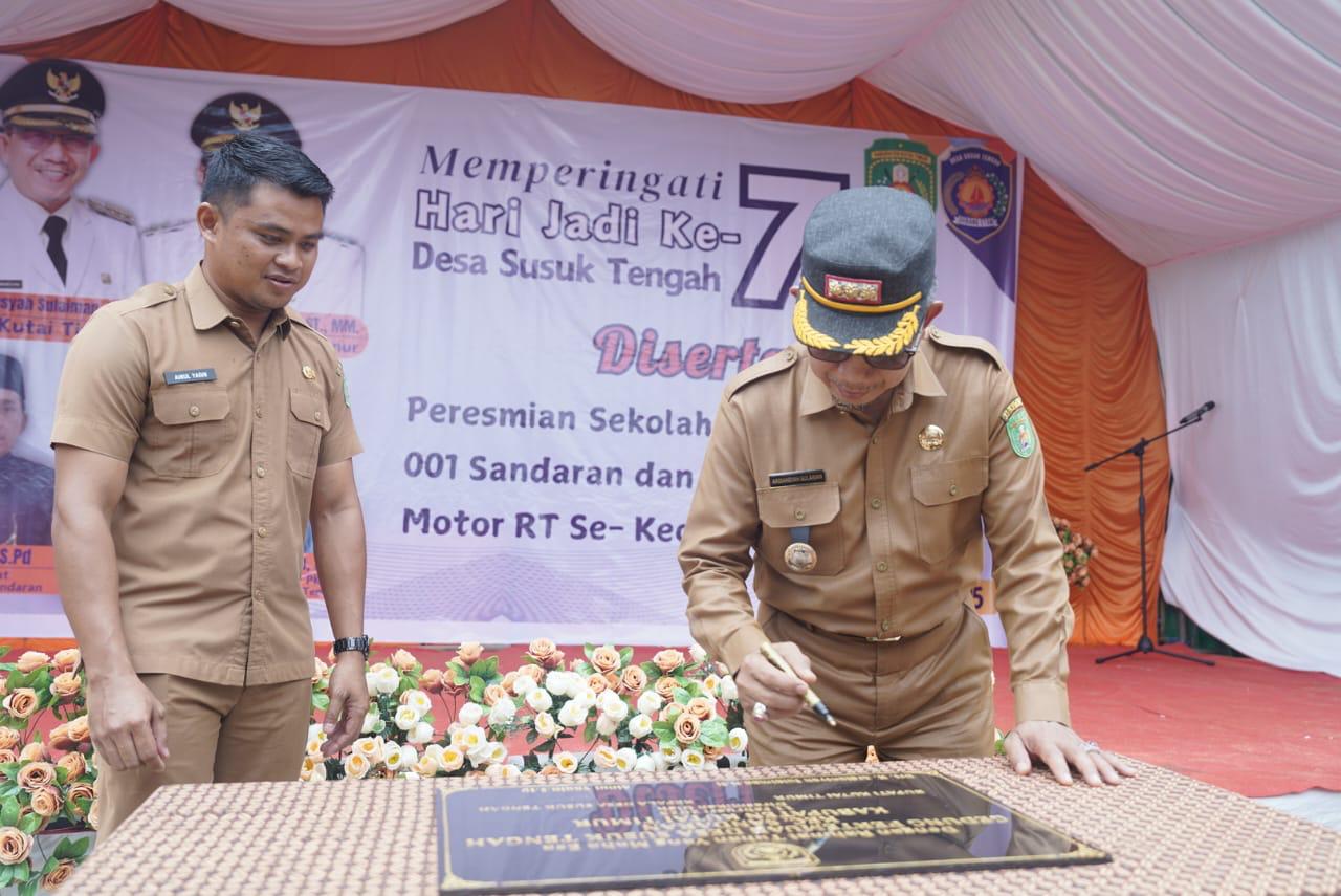 Hadiri HUT ke 7 Desa Susuk Tengah Bupati Ardiansyah Serahkan Motor untuk Ketua RT  se Kecamatan Sandaran