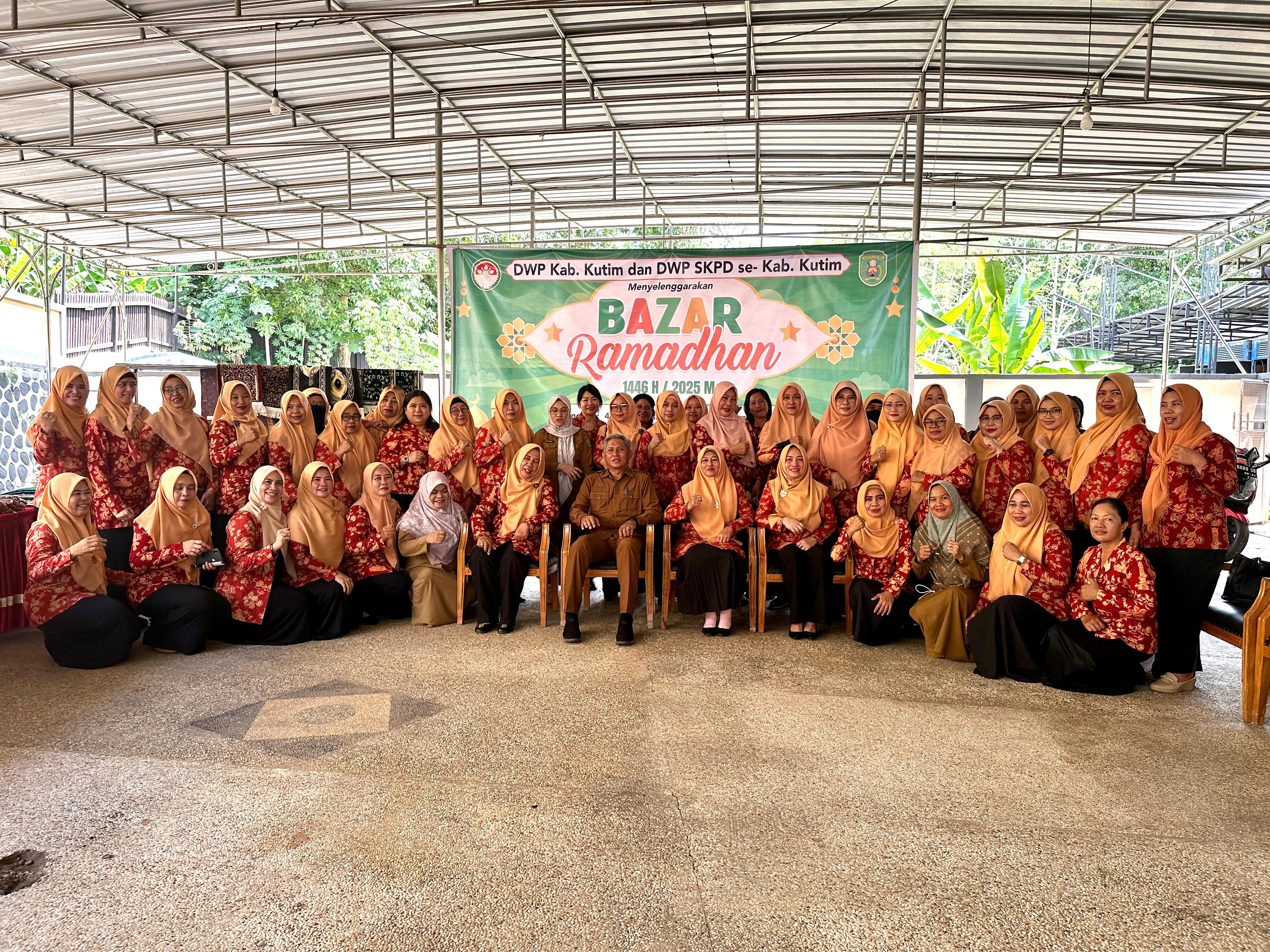 Manfaatkan Bulan Suci Ramadhan DWP Kabupaten dan SKPD menjual Aneka Takjil, Perlengkapan Sholat Hingga Sembako 