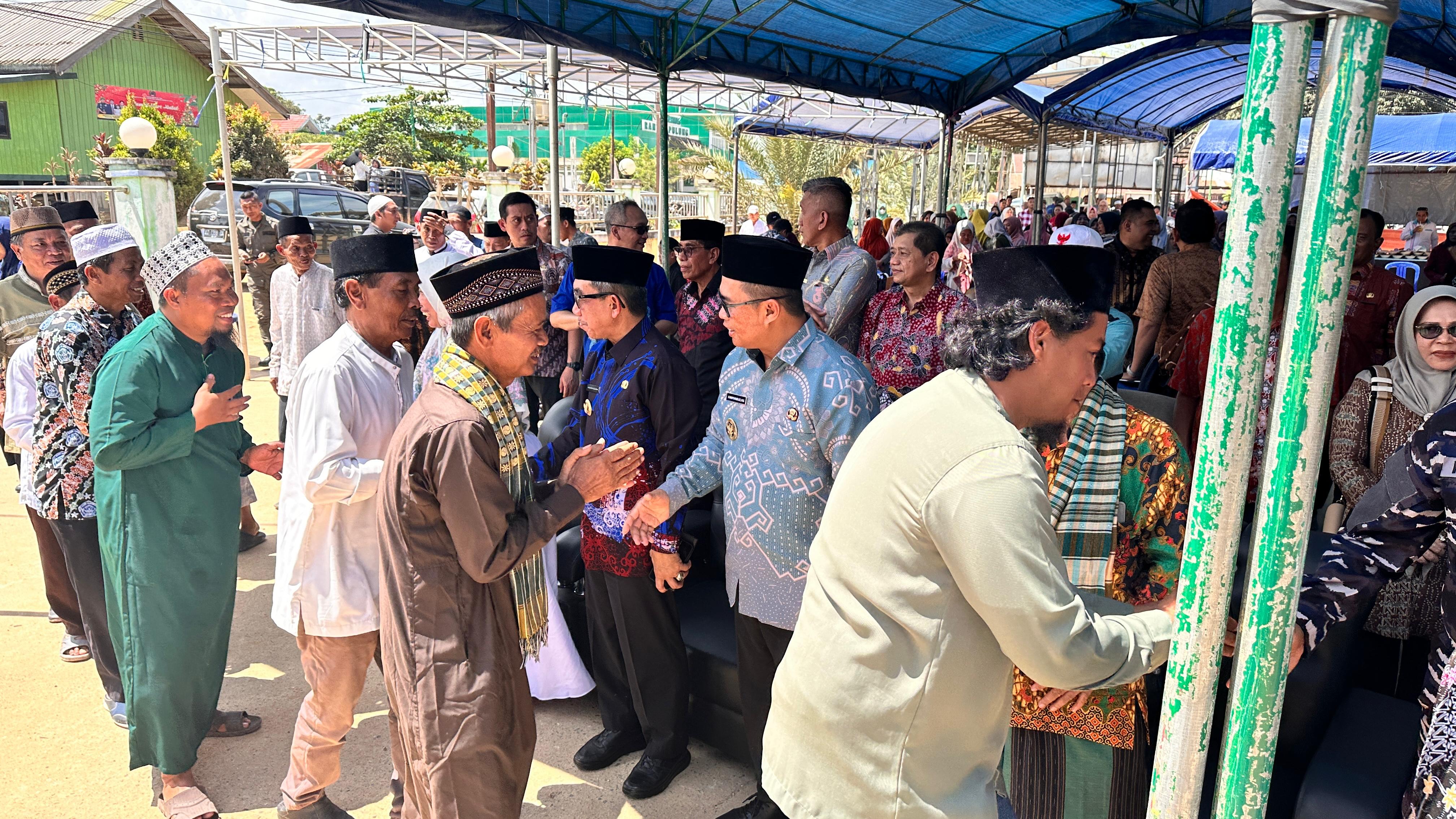 Safari Halal Bilahal Diawali di Kecamatan Rantau Pulung, Bupati Ardiansyah: Saling Memaafkan dan Tingkatkan Persaudaraan