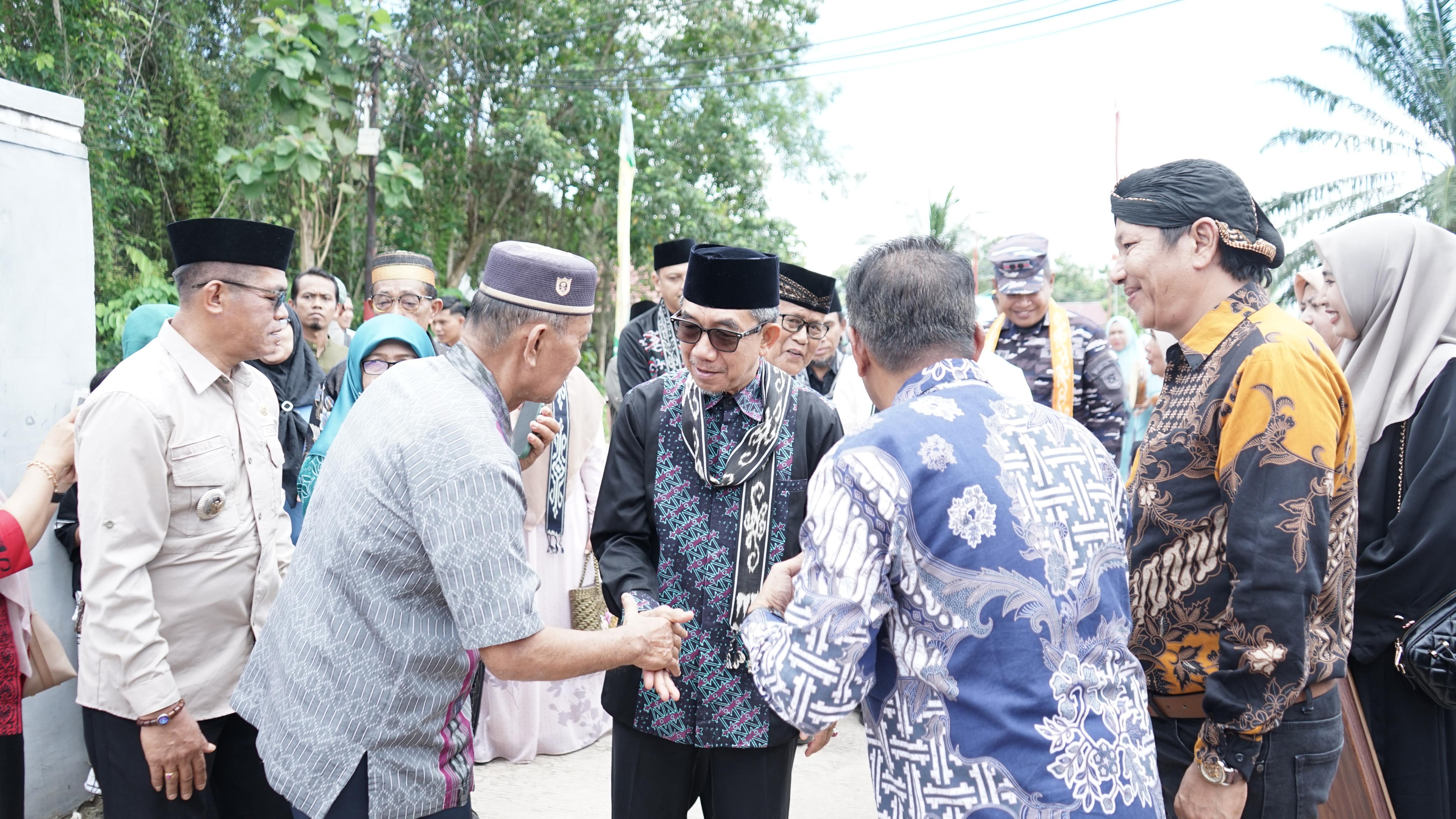 Halal Bihalal dengan Masyarakat Teluk Pandan, Bupati Ardiansyah: Bangun Semangat Baru untuk Kemajuan Daerah