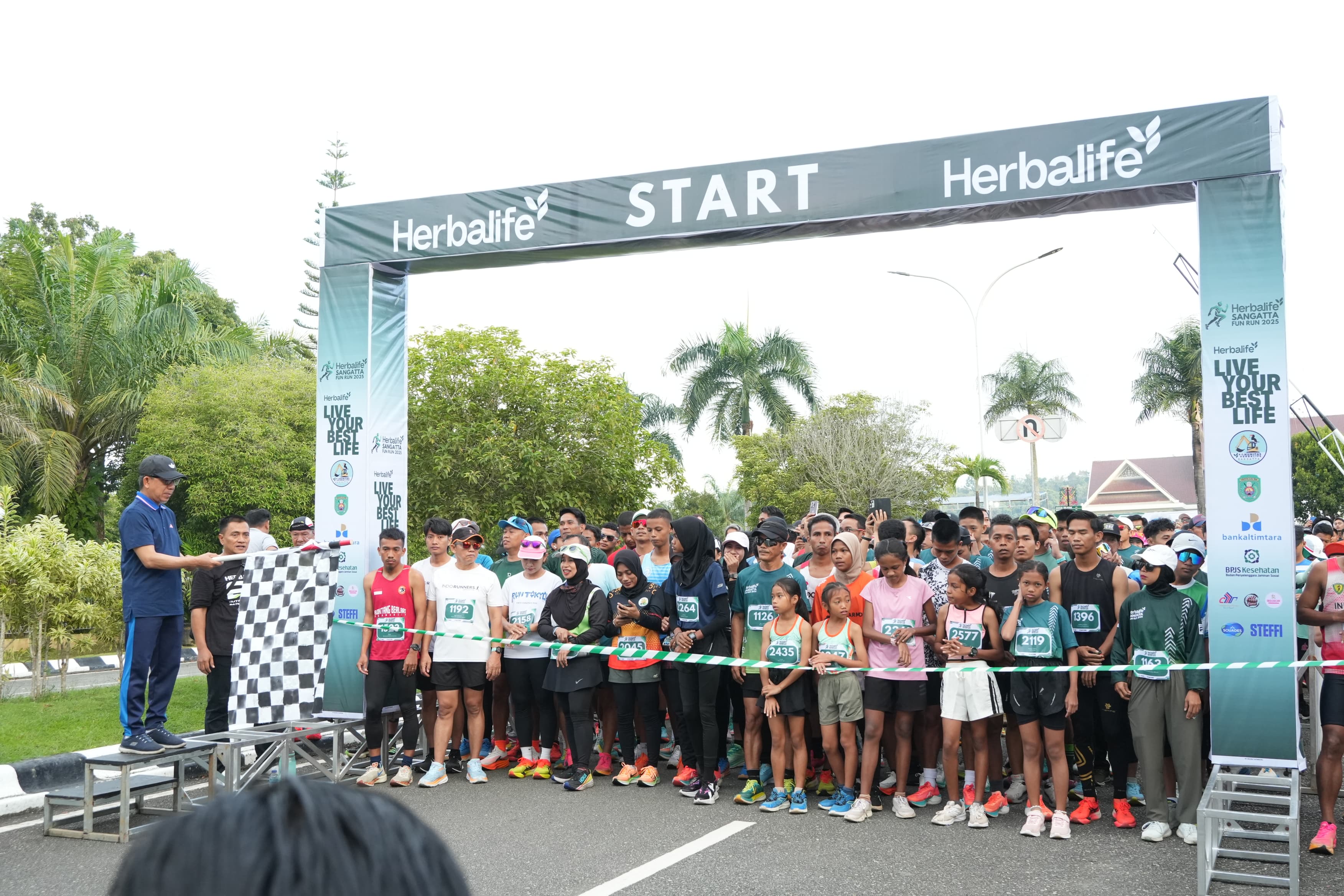 Ratusan Peserta Ikut Herbalife Fun Run 5 KM, Bupati Adiansyah Lepas dan Beri Semangat 