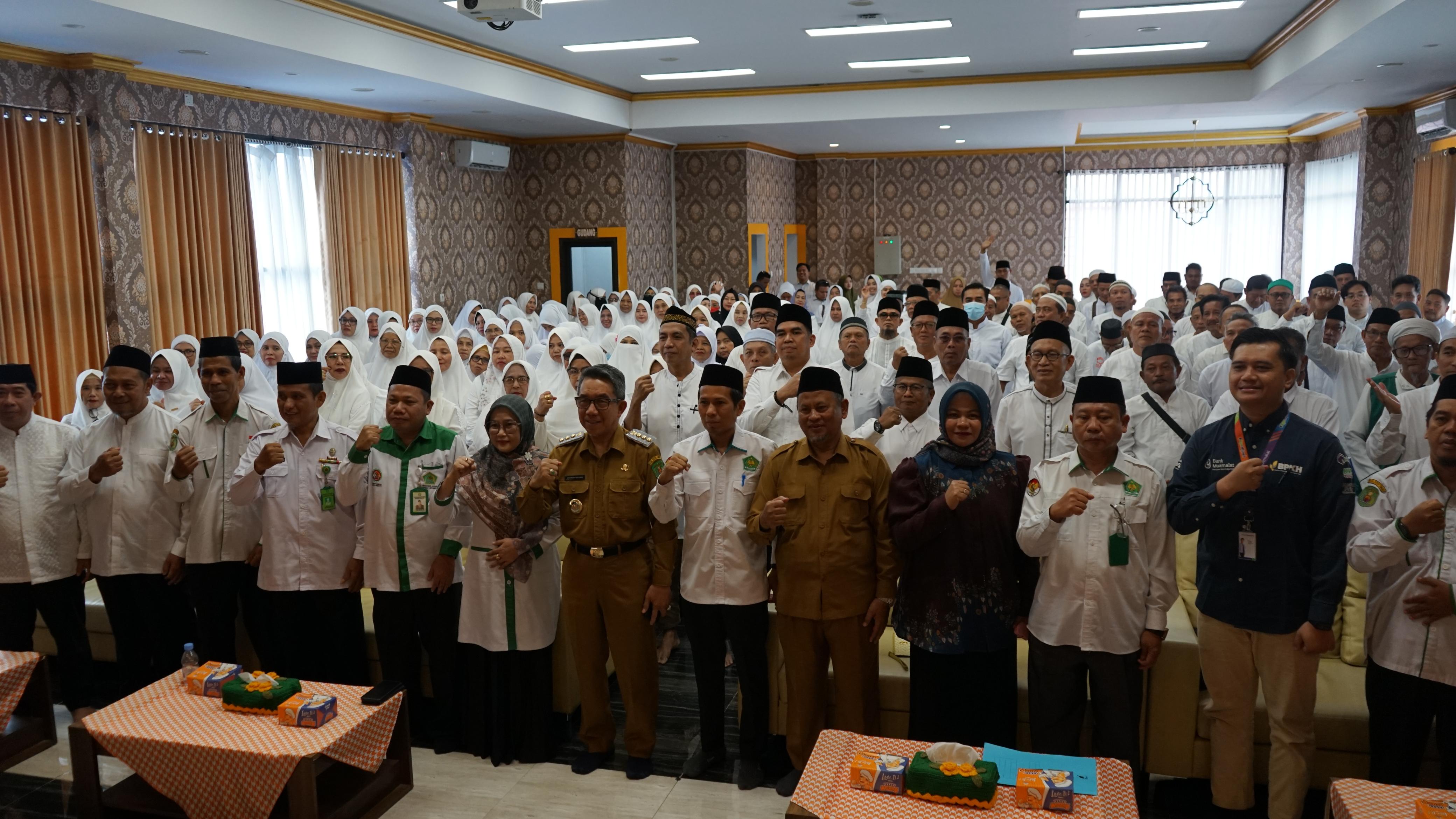 Buka Bimbingan Manasik Haji Tingkat Kecamatan, Bupati Ardiansyah: Persiapan secara Fisik dan Mental Penting