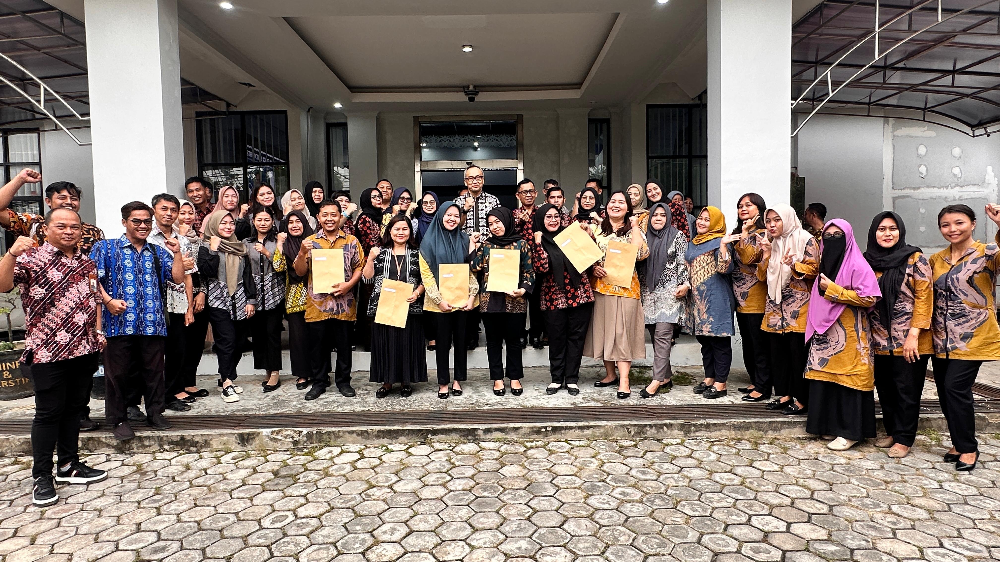 Serahkan SK kepada PPPK, Kadiskominfo Staper Kutim Ronny Bonar: Aturan ASN Berlaku bagi Semua Pegawai Tanpa Terkecuali