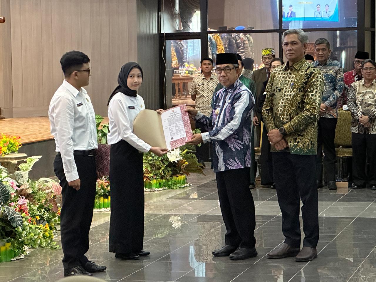 Sebanyak 68 PNS Dilantik pada Jabatan Funsional dan 213 CPNS Terima SK, Bupati Ardiansyah Tekankan untuk Tingkatkan Kompetensi dan Inovasi serta Berikan Layanan Prima