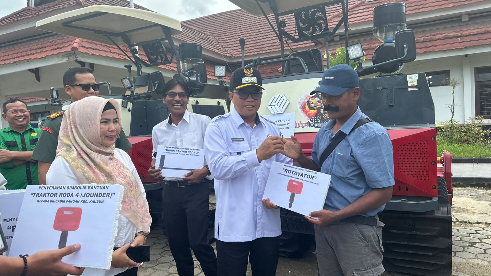 Serahkan Bantuan Alsintan, Wabup Wahyunadi Tegaskan Komitmen Pemerintah Cetak 100 Ribu Ha Sawah di Kutim