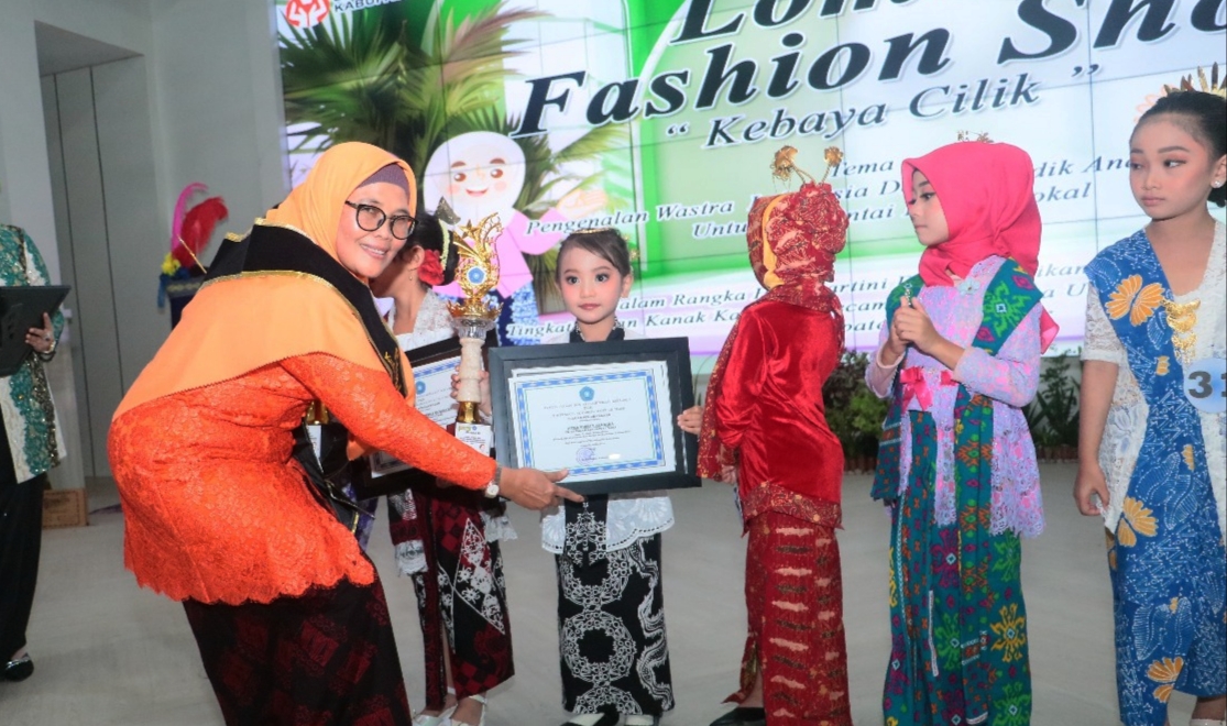 Kenalkan Budaya ke Anak TK - PAUD, TP PKK, Disdikbud dan Dekranasda Gelar Fashion Show Bernuansa Baju Daerah 