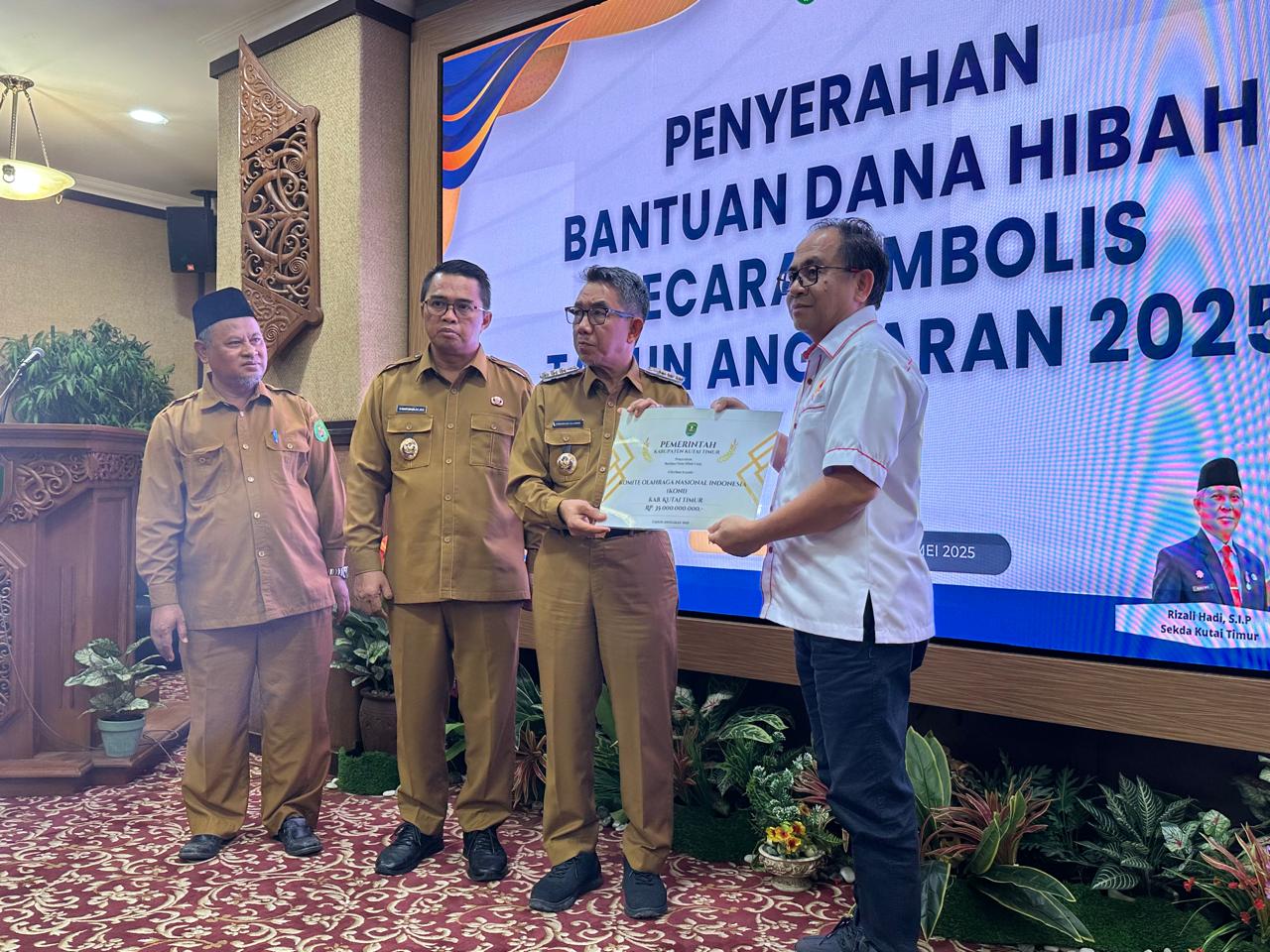 Serahkan Bantuan Dana Hibah, Bupati Ardiansyah Harap Memiliki Barometer Nilai untuk Peningkatan Penerima Manfaat
