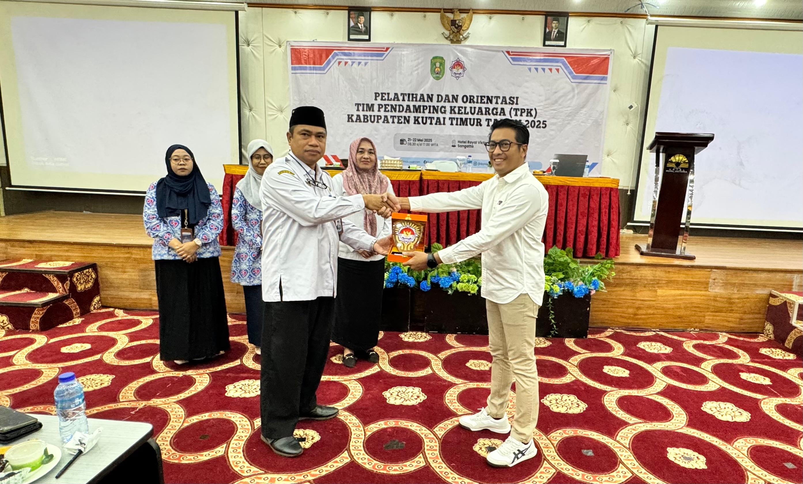 Tingkatkan Kapasitas Data dan Kesejahteraan Kader, DPPKB Kutim Beri Pelatihan kepada 72 TPK
