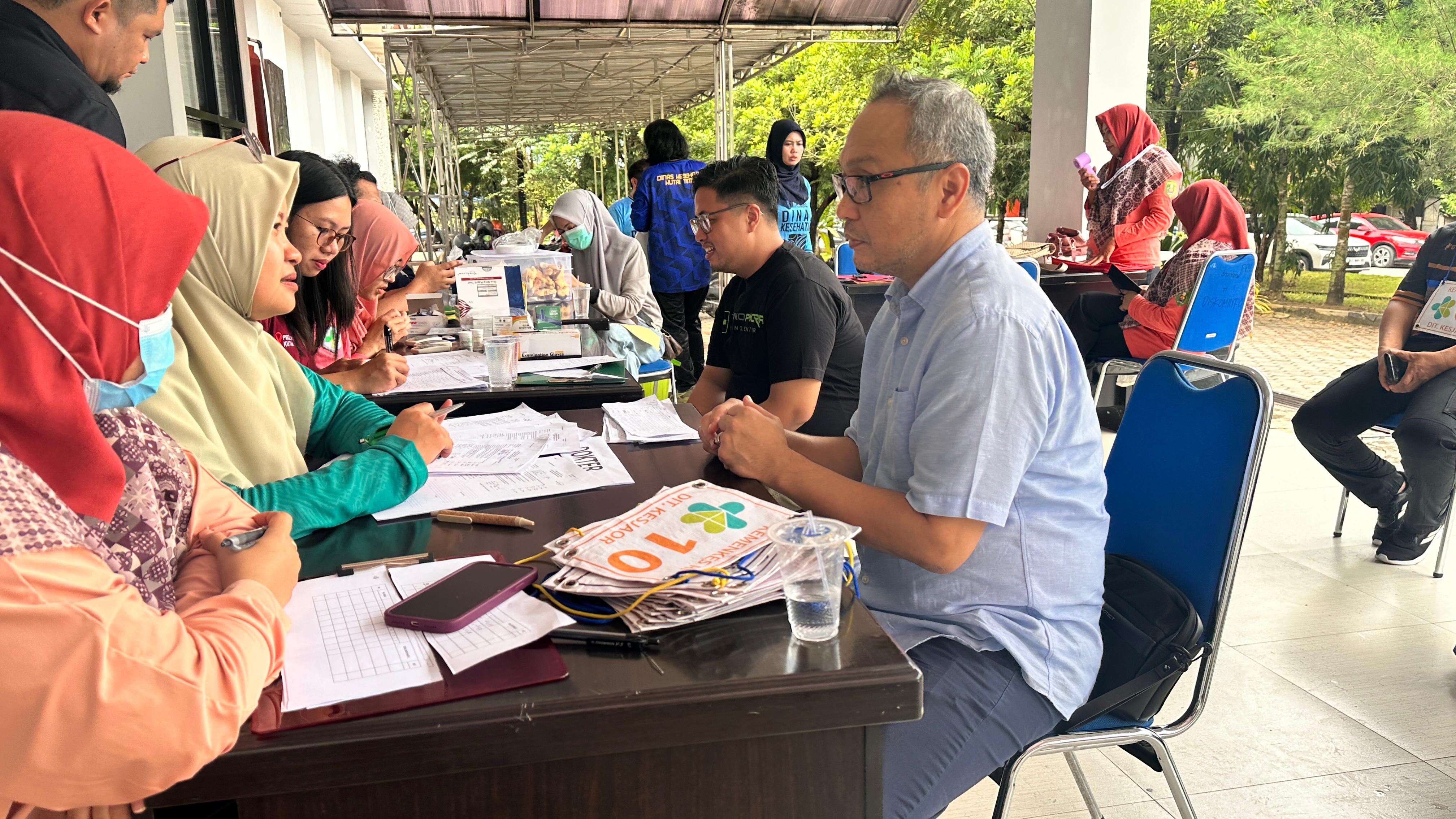 Pastikan Kebugaran Tubuh, Pegawai Diskominfo Kutim Lakukan Cek Kesehatan Gratis Garapan Dinkes