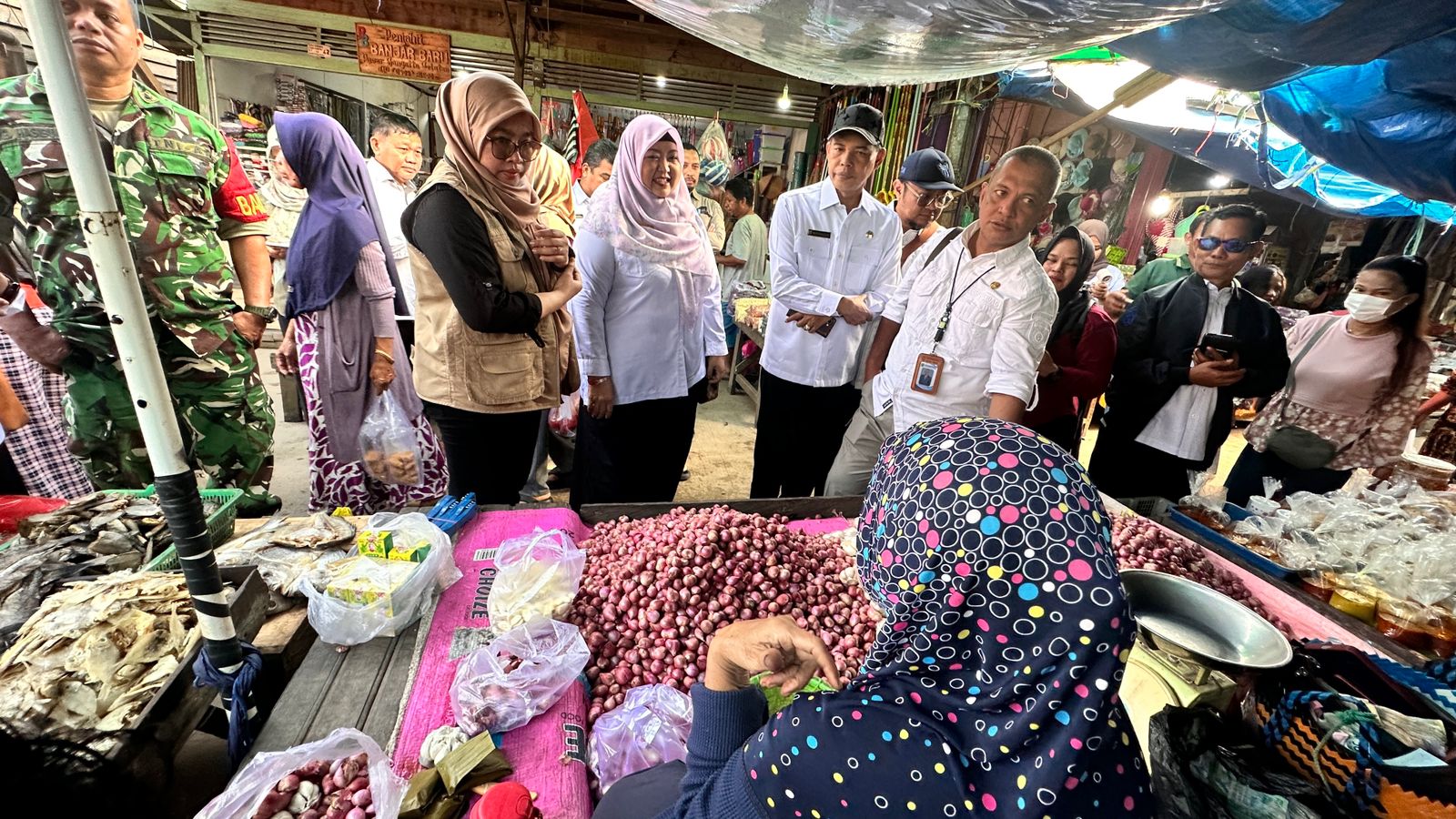 Pastikan Ketersediaan Bahan Pangan Pokok Jelang Hari Raya Idul Adha, TPID Kutim Lakukan Sidak di Pasar Sangatta Selatan