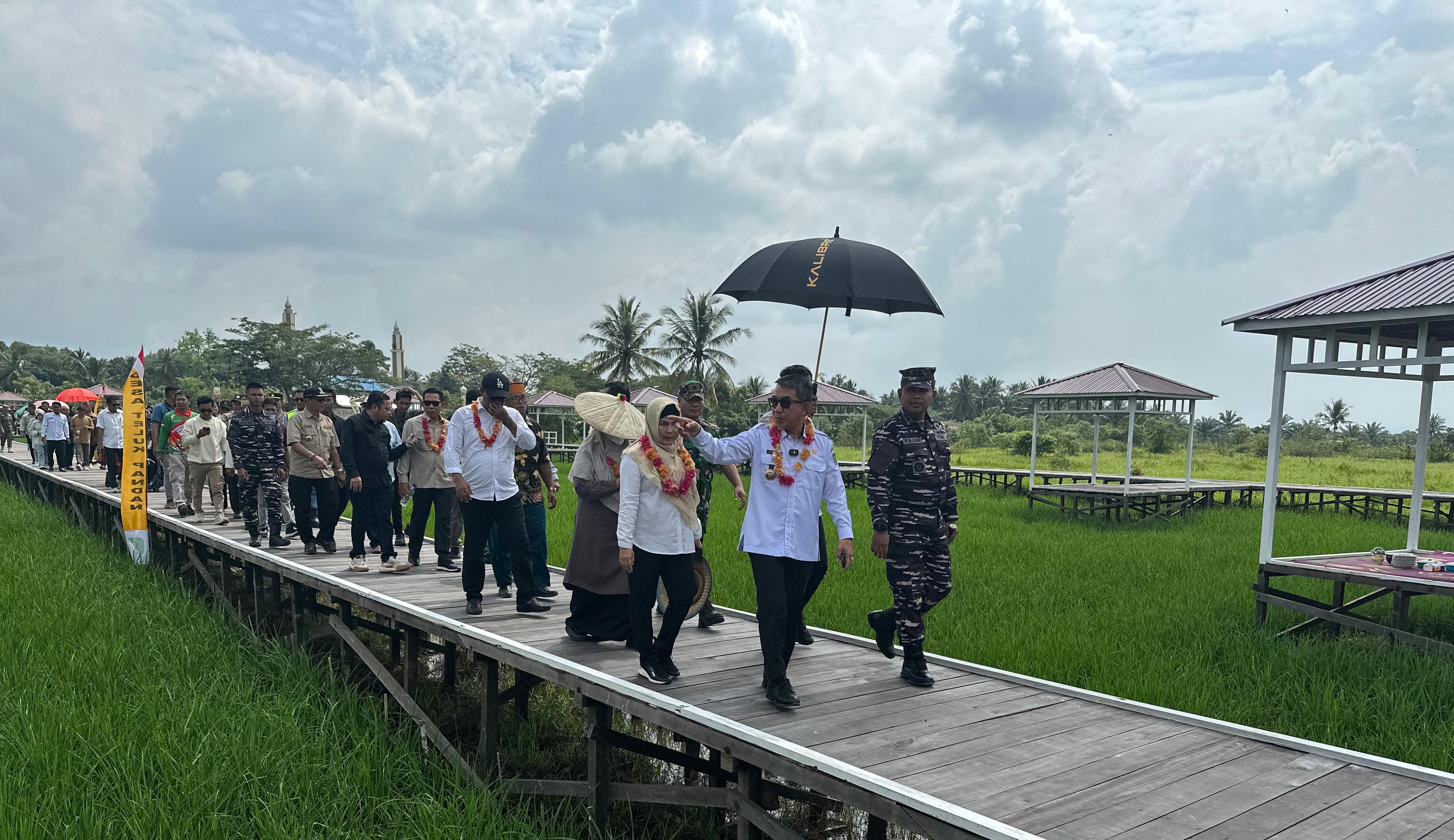 Resmikan Agro Wisata Sawah di Teluk Pandan Bupati Ardiansyah' Tetap Prioritaskan Hasil Panen Petani 