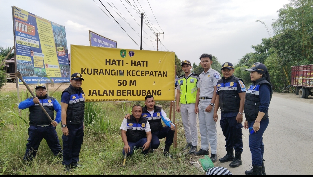 Dishub Kutim Kembali Pasang Rambu-Rambu untuk Peringatan bagi Pengguna Jalan