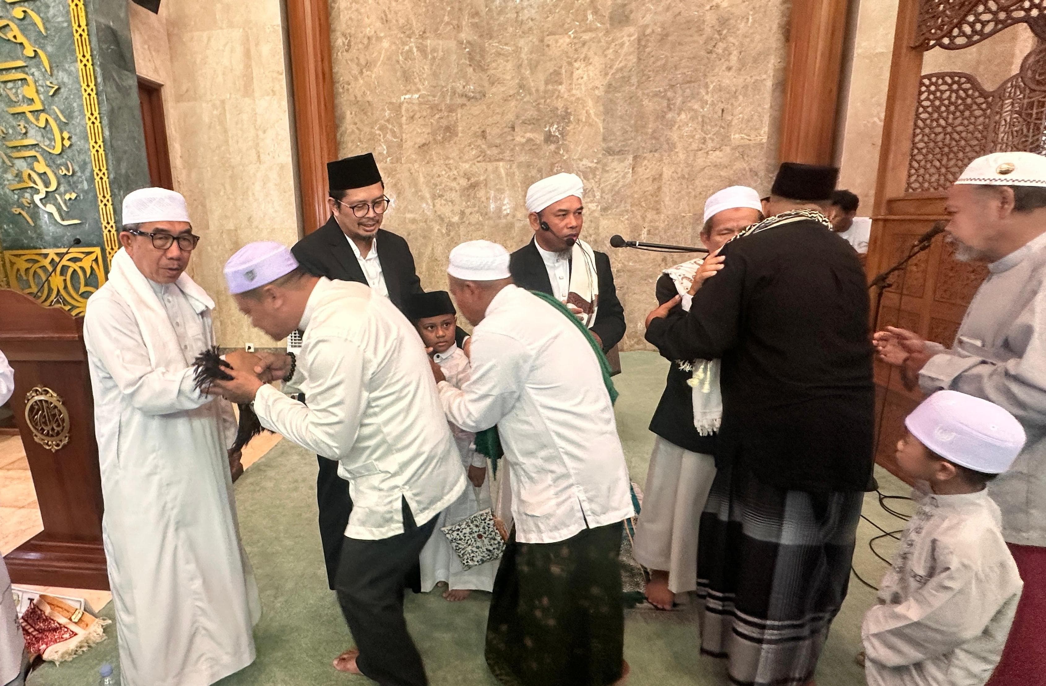 Bupati Ardiansyah dan Istri, Laksanakan Sholat Idul Adha Bersama Ribuan Warga di Masjid Al-Faruq 