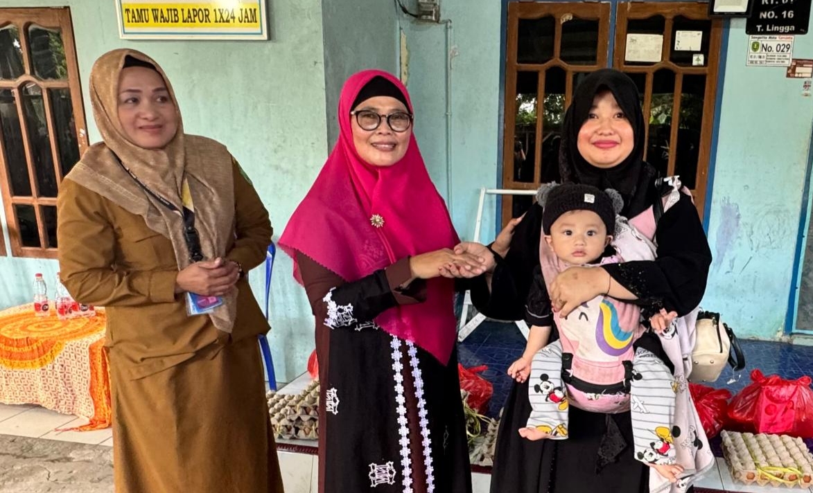 Jadi Orang Tua Asuh, Ny Siti Robiah Serahkan 10 Paket PMT bagi KRS di Teluk Lingga