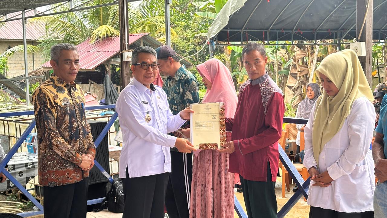 Sebayak 83 SHM Program Redistribusi Tanah Diserahkan Bupati Ardiansyah Kepada Warga Sidrap