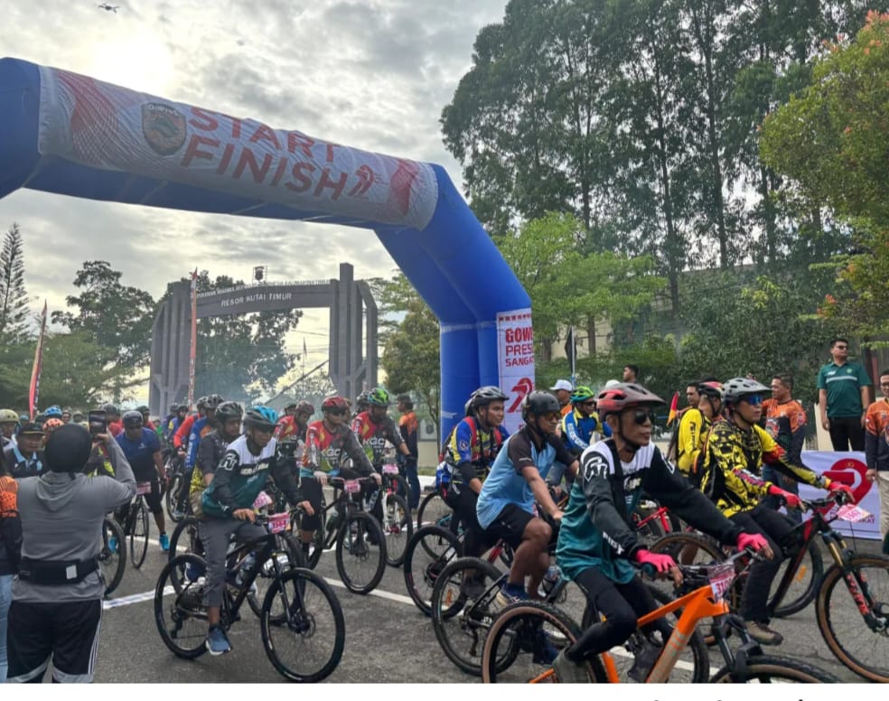 Sambut HUT ke 79 Bhayangkara, Ratusan Pesepeda Ikuti Gowes Presisi 2025 Garapan Polres Kutim 