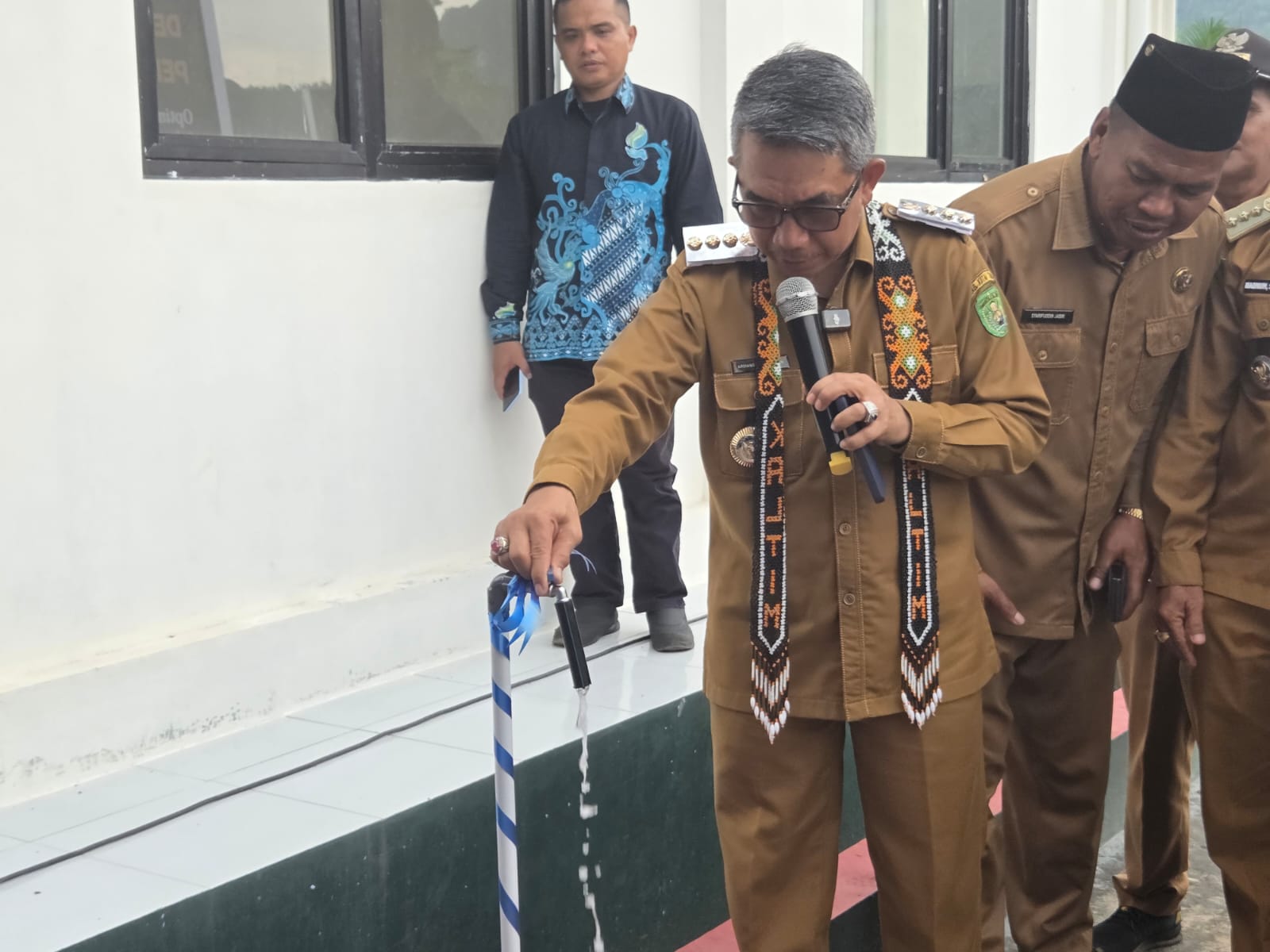 Resmikan SPAM) di Desa Pengadaan Lama, Bupati Ajak Masyarakat untuk Jaga dan Pelihara Fasilitas