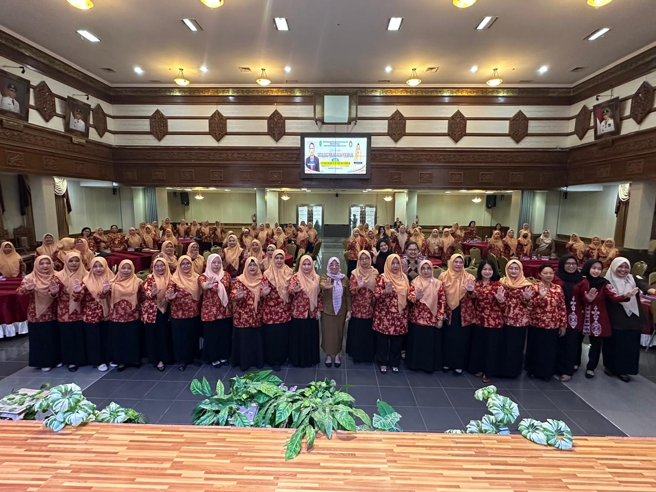 DPPPA Kutim dan DWP Gelar Sosialisasi  Terkait Kekerasan hingga Quarter Life Crisis Perempuan
