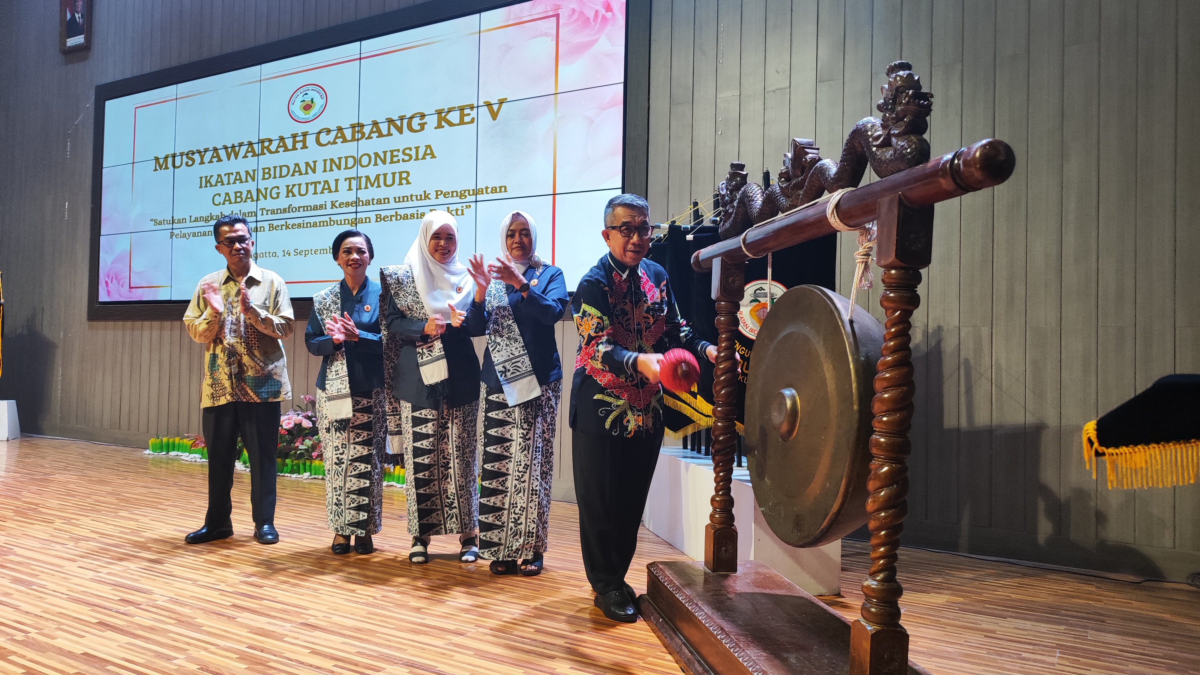 Bupati Ardiansyah; Profesi Bidan Mulia
