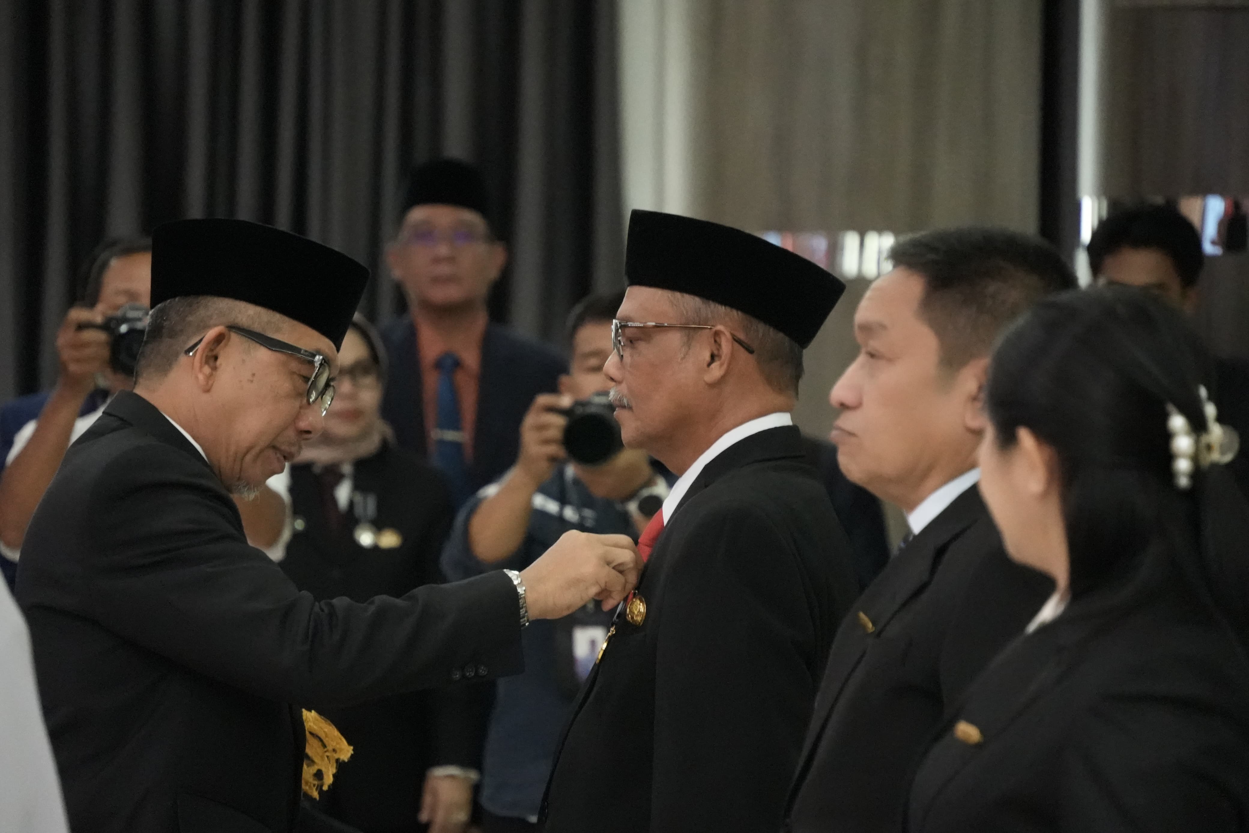 Pengabdian Tak Kenal Waktu: ASN Kutim Raih Satyalencana di Hari Jadi Kabupaten ke-26
