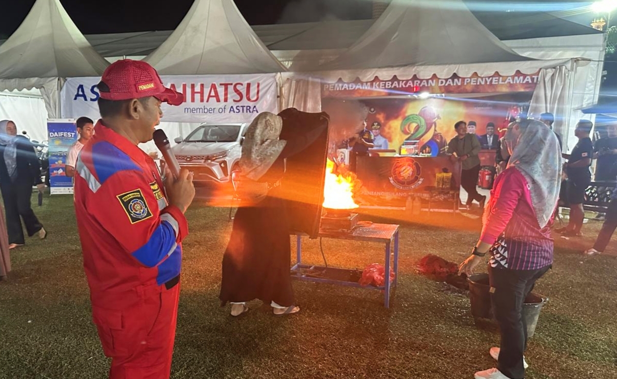 Edukasi Keselamatan di Kutim Expo 2025: Damkar Kutim Latih Warga Hadapi Kebakaran Rumah Tangga
