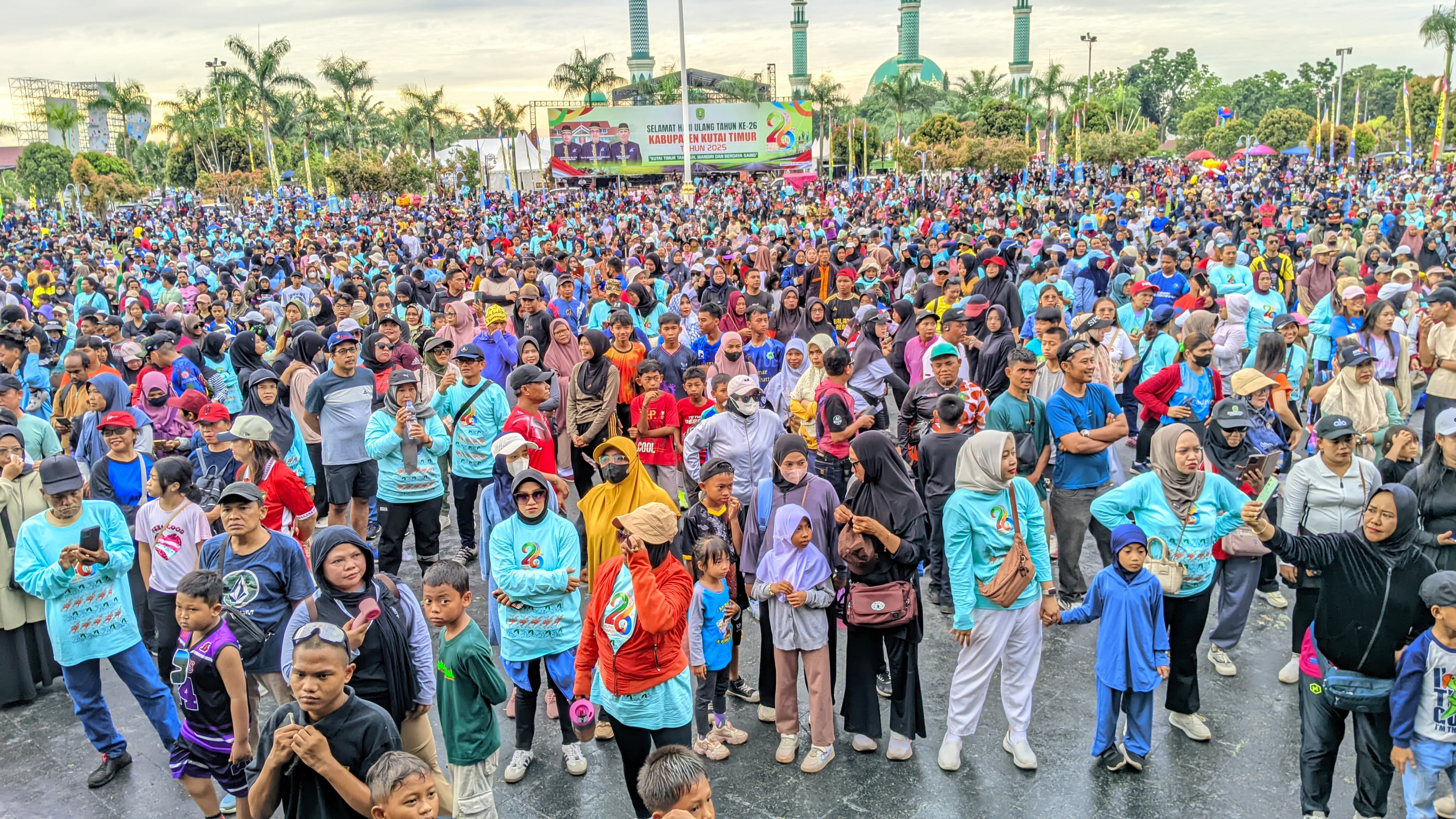 Semangat Tanpa Batas! 15 Ribu Warga Kutim Meriahkan Jalan Sehat HUT ke-26