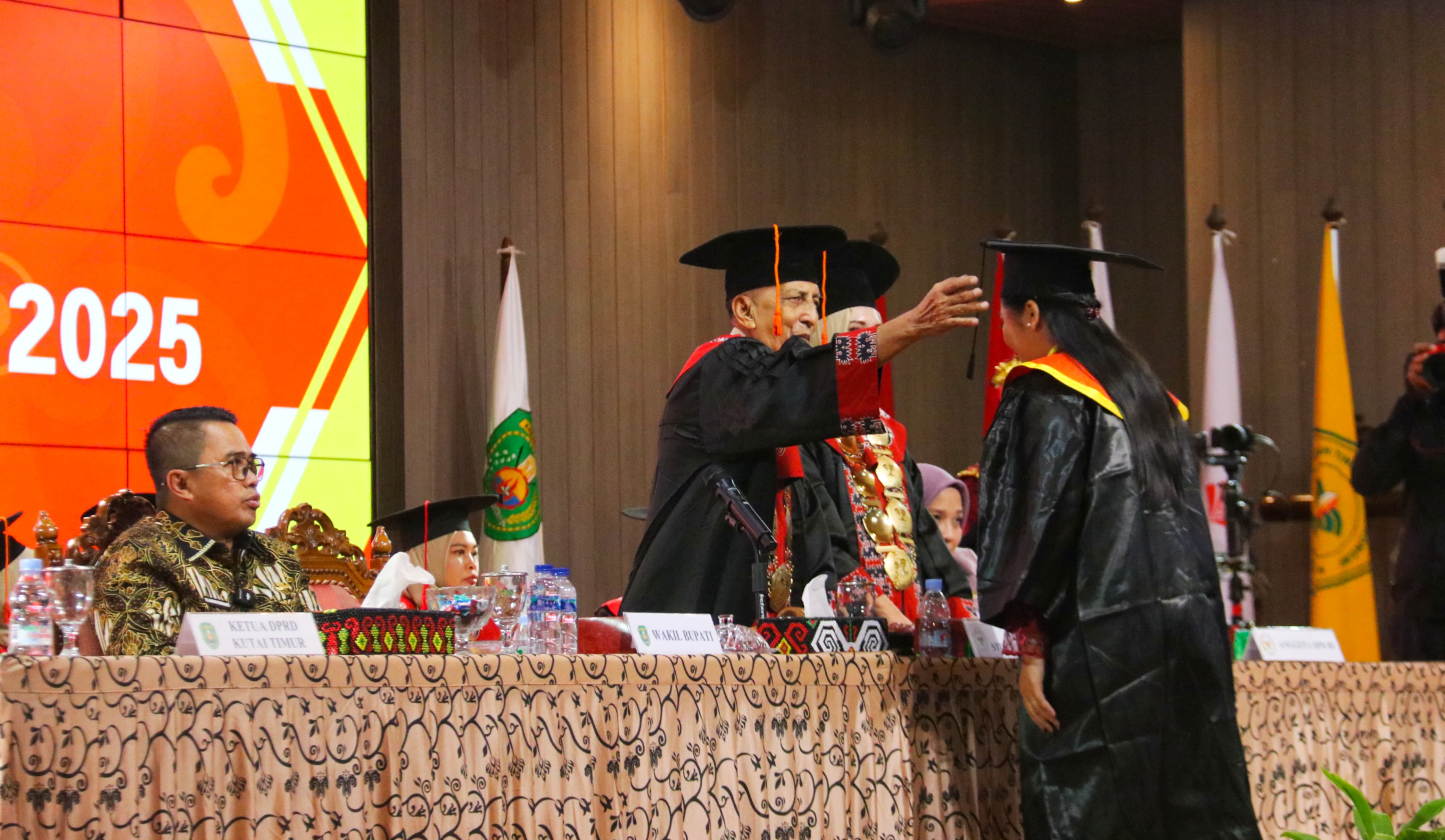 Mahyunadi Motivasi Wisudawan STIE Nusantara Sangatta: Jangan Hanya Cari Kerja, Tapi Ciptakan Pekerjaan