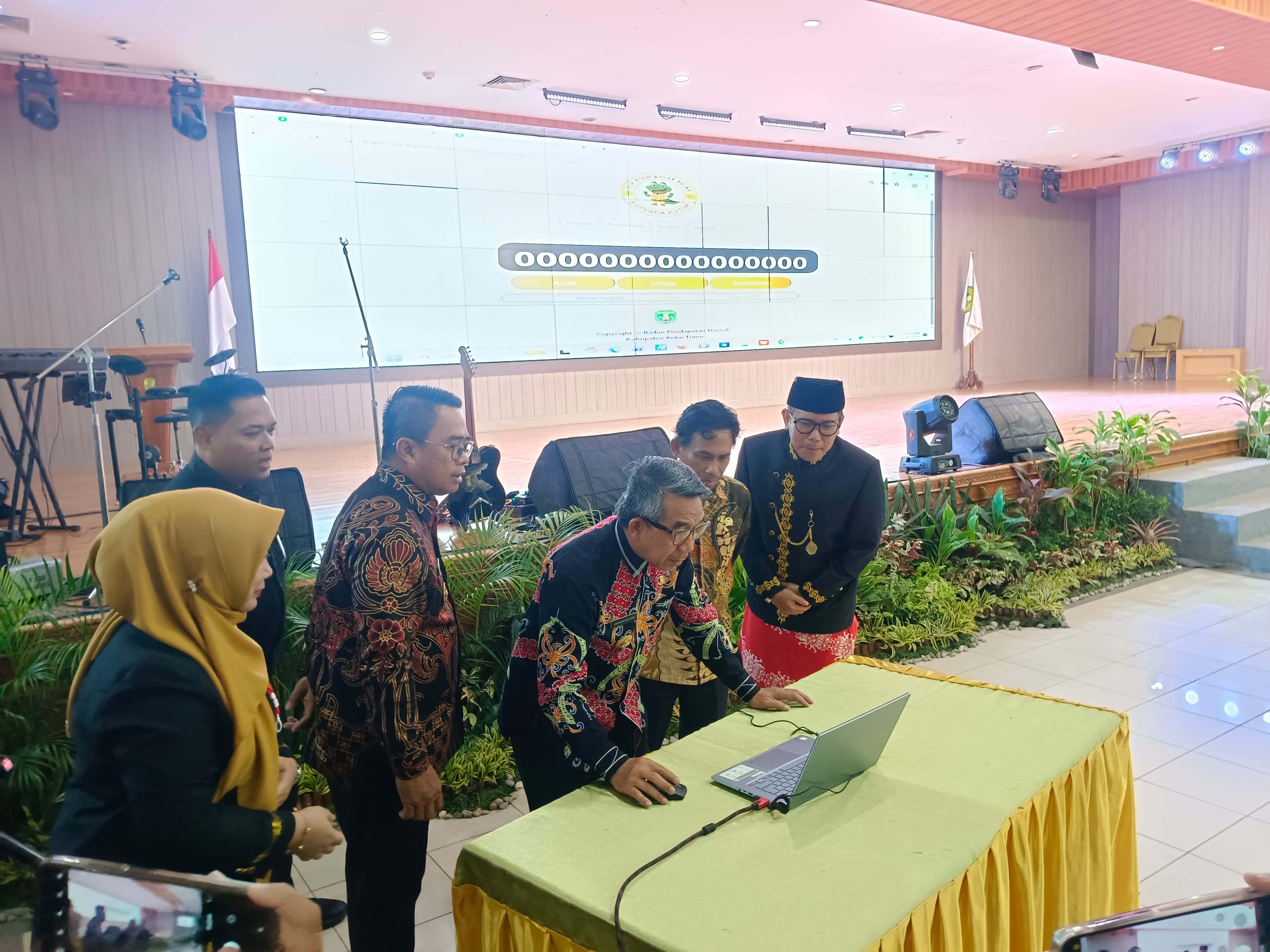 Bupati Kutim Apresiasi Taat Wajib Pajak dalam Gebyar dan Reward Pajak Daerah 2025