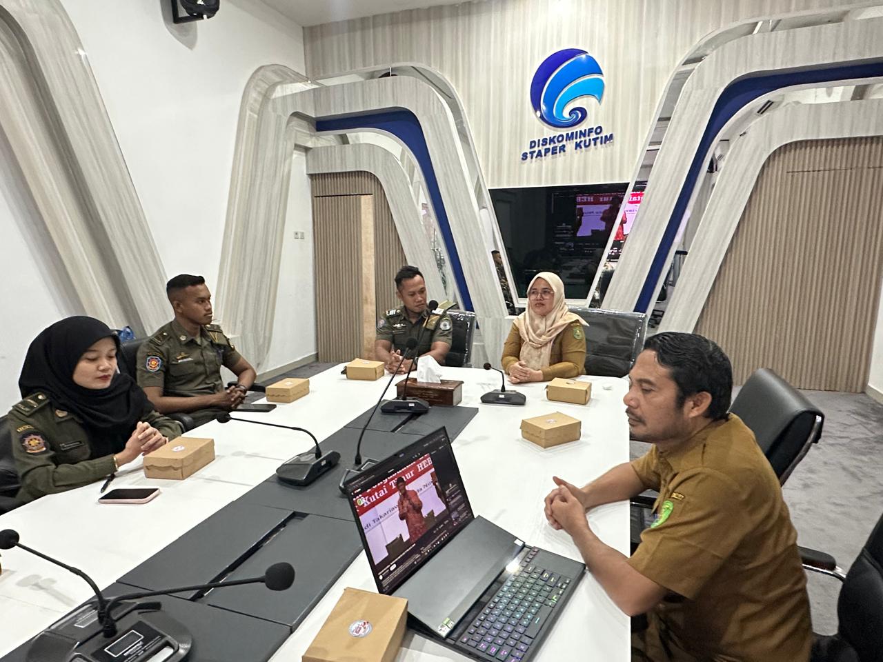 Diskominfo Kutim Terima Studi Tiru Satpol PP Bontang Terkait Publikasi Digital