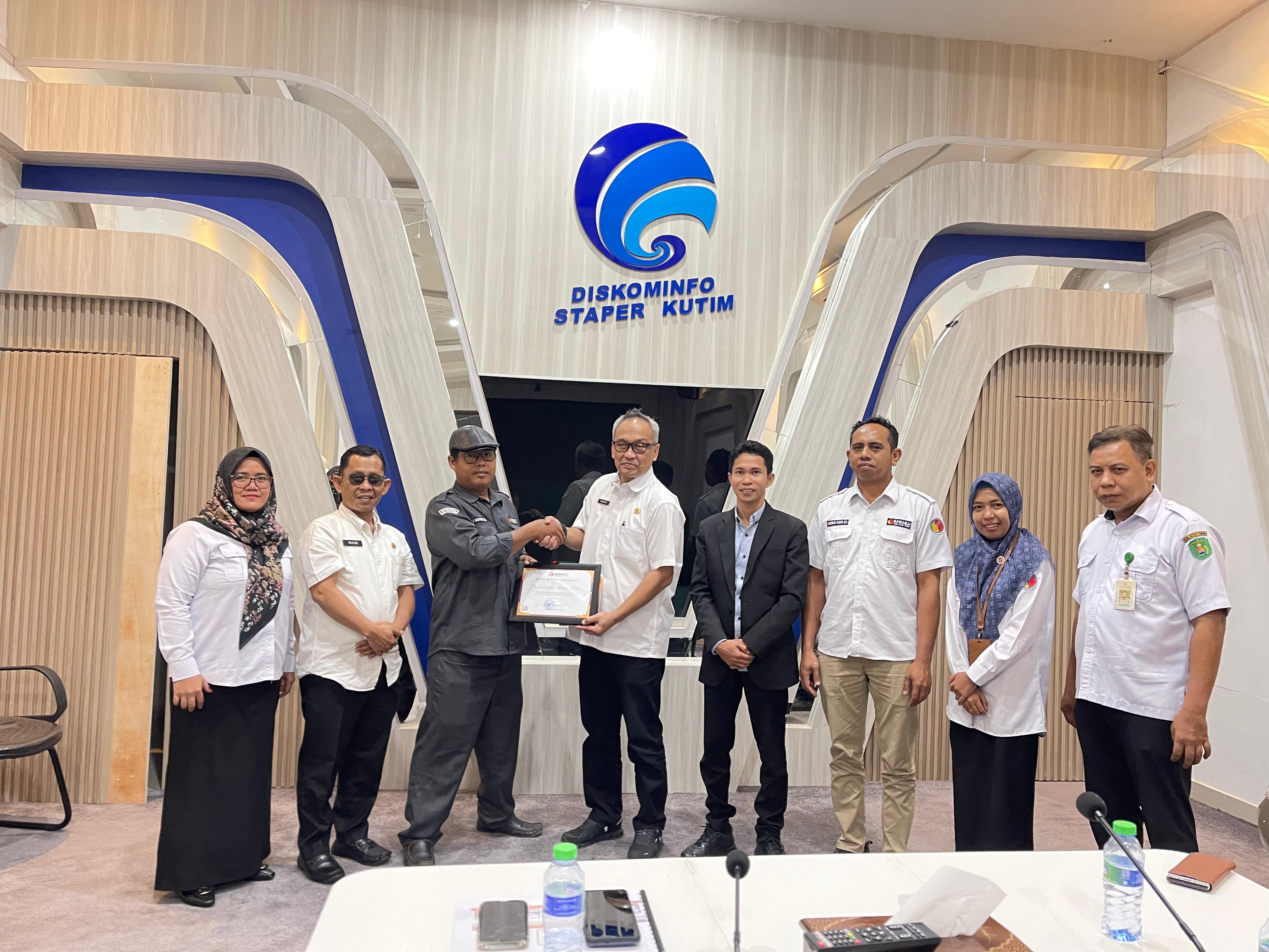 Diskominfo Kutim Terima Piagam Penghargaan dari Bawaslu Provinsi
