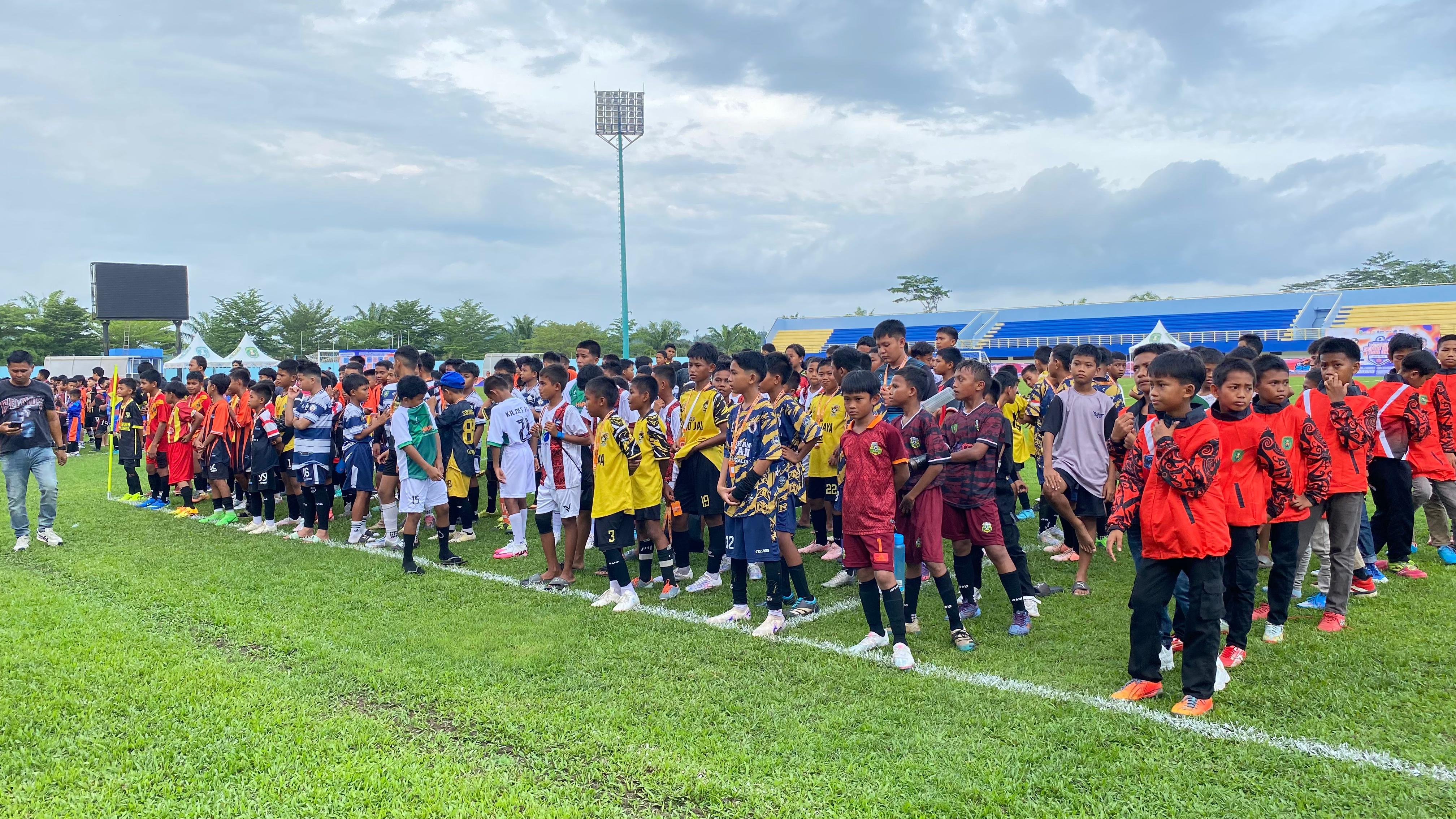 Ratusan Pesepak Bola Cilik Ramaikan Bupati Cup 2025 di Stadion Kudungga