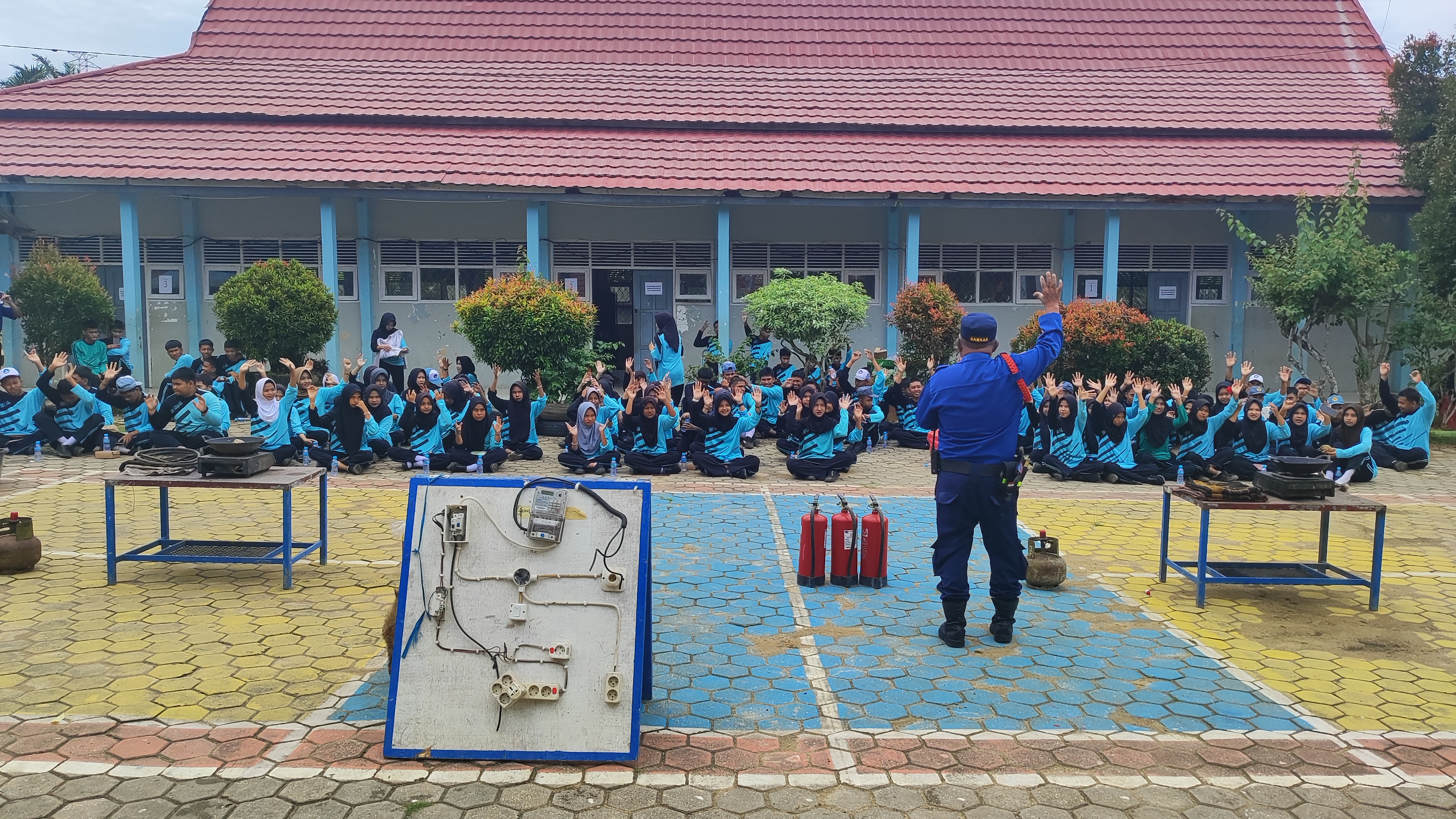 Simulasi Digelar di SMA Negeri 1 Teluk Pandan Foskuskan Penanganan Kebakaran yang Diakibatkan oleh Korsleting Listrik dan Kompor