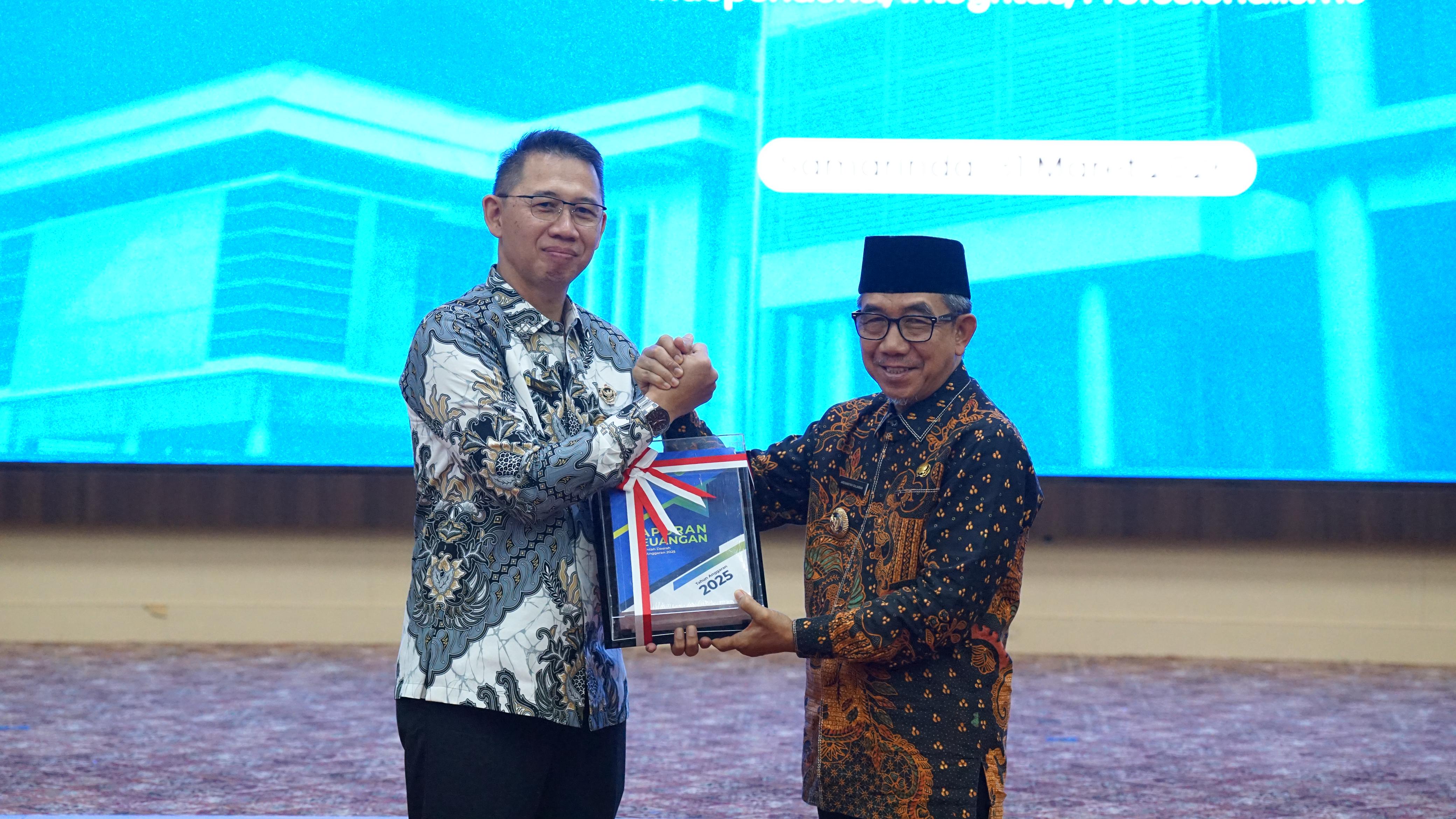 Kutim Serahkan LKPD 2025, Bupati Ardiansyah Tegaskan Kesiapan Tindak Lanjut Rekomendasi BPK